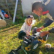 Naila a rejoint le concours — aidez-le/la à gagner de superbes lots ! child, adult, toy_car, grass, outdoor, curly_hair, cap, repair, hands, sunlight, fence, garden_tools, person, playing, lawn, vehicle, childhood, summer, daylight, casual_clothing