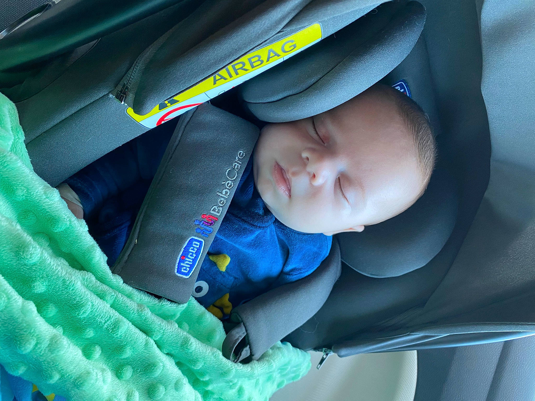 Logan participe au concours pour gagner de l'argent avec cette photo : auto_part, azure, baby, baby_carriage, baby_in_car_seat, baby_products, baby_safety, baby_toddler_clothing, car_seat, carmine, child, clothing, comfort, electric_blue, person, personal_protective_equipment, product, sitting, toddler