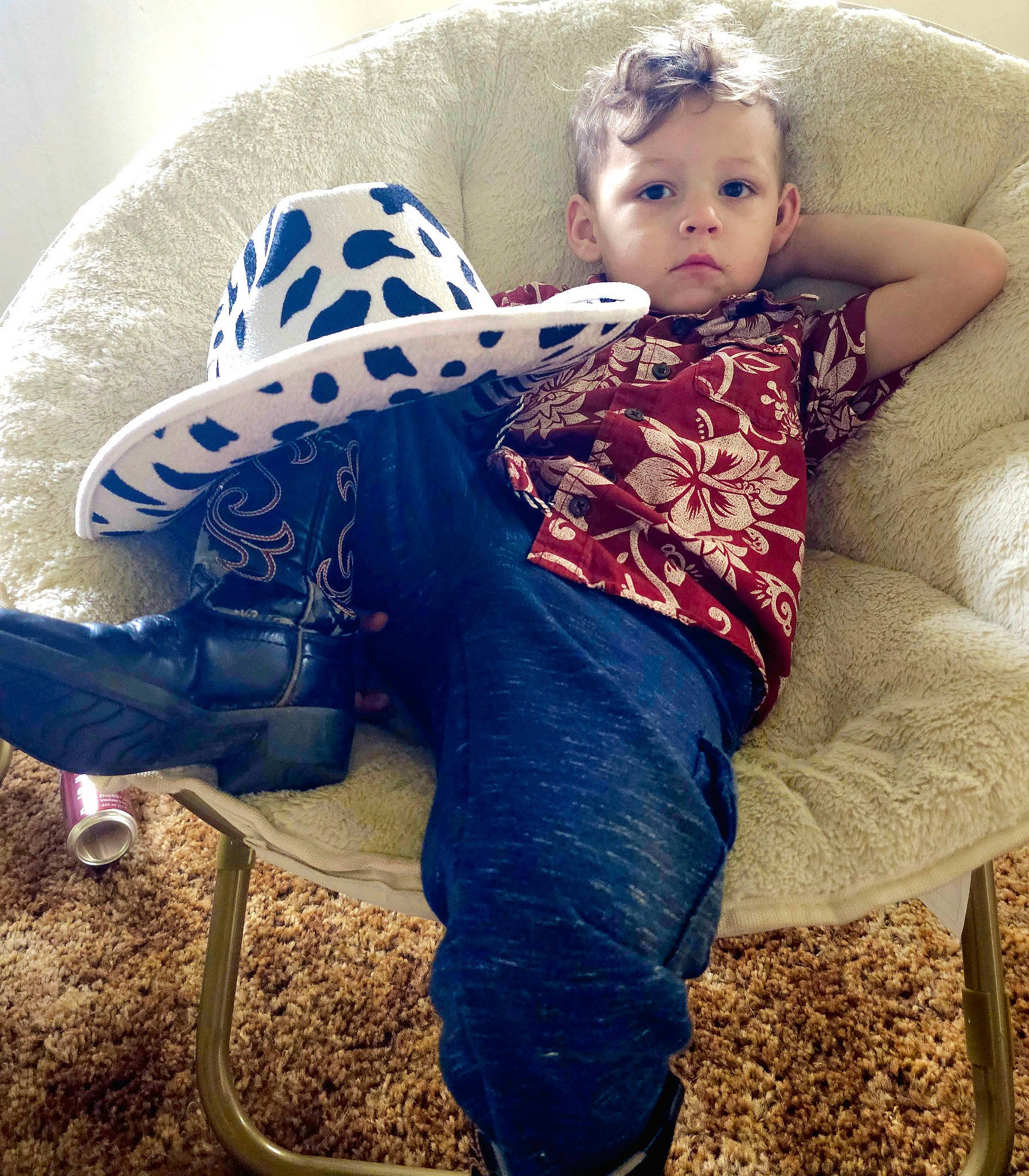 Ruben is registered to the contest to win money with this photo: baby_toddler_clothing, blue, child, comfort, cool, denim, electric_blue, foot, human_body, human_leg, knee, leg, pattern, person, sitting, sleeve, thigh, toddler, trunk, waist