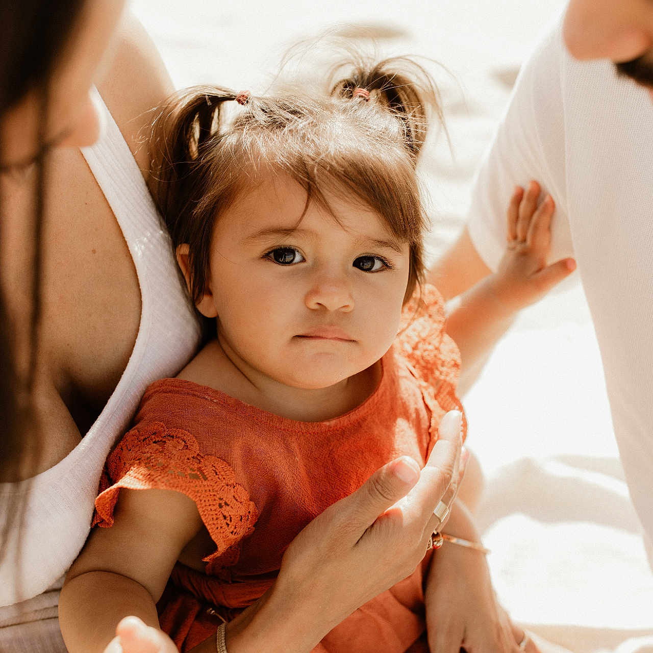 Solena a rejoint le concours — aidez-le/la à gagner de superbes lots ! adult, caring, child, close_up, expression, family, gentle, hands, love, man, orange_dress, outdoor, pigtails, portrait, sitting, skin, sunlight, toddler, warm_light, woman