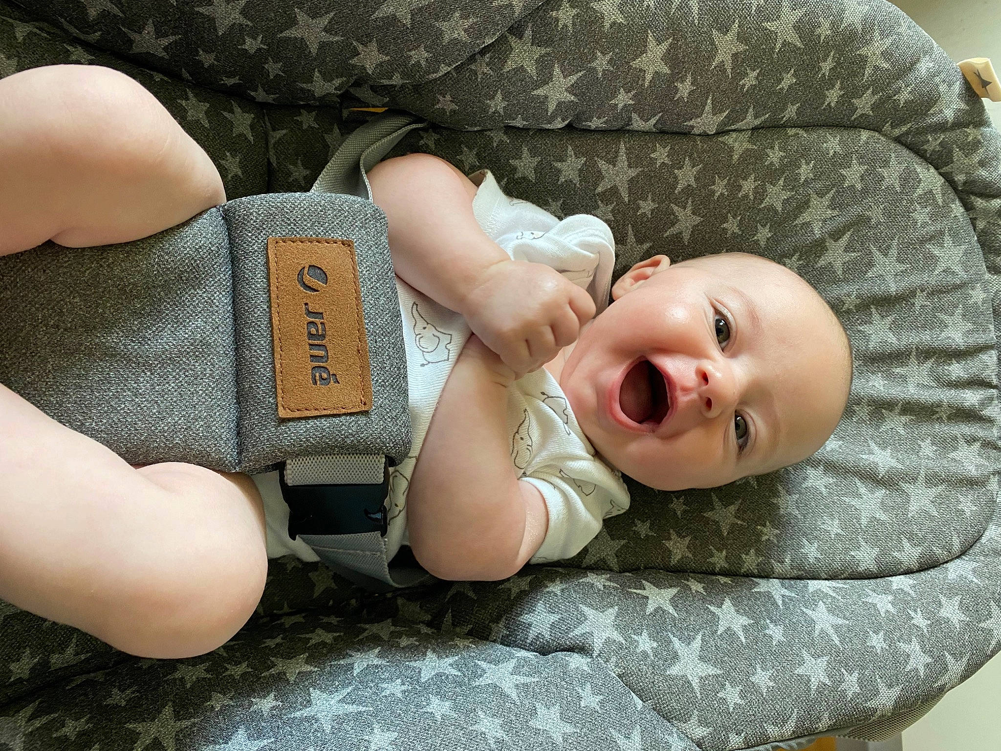 Nina a rejoint le concours — aidez-le/la à gagner de superbes lots ! baby, baby_toddler_clothing, beauty, comfort, cool, eye, gesture, happy, head, headgear, human, lip, mouth, person, product, skin, sleeve, smile, textile, toddler