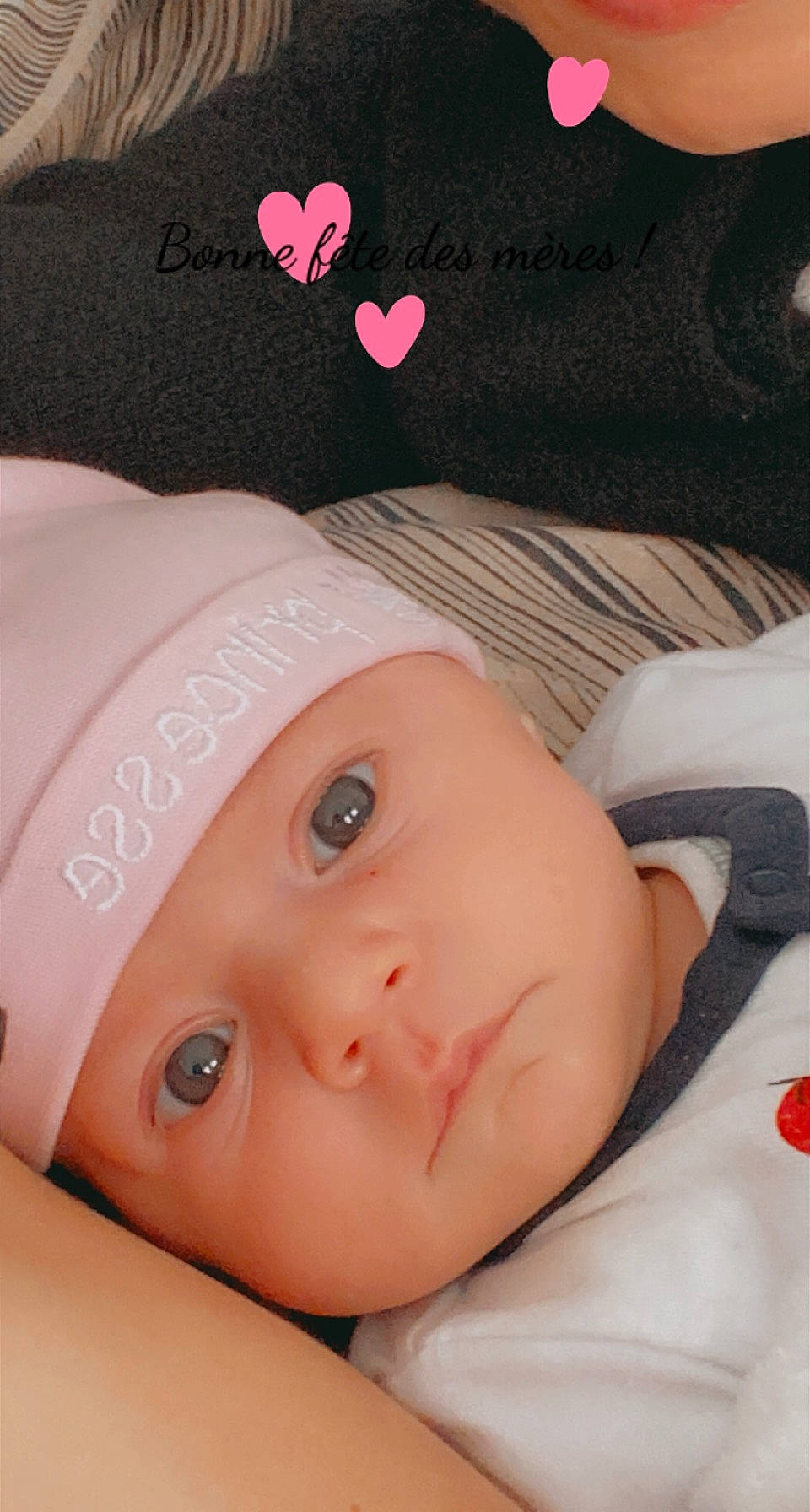 Nina a rejoint le concours — aidez-le/la à gagner de superbes lots ! baby, baby_toddler_clothing, beauty, black, cheek, child, chin, comfort, eyebrow, eyelash, face, finger, head, headwear, lip, nose, organ, person, pink, skin