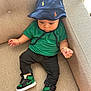 Dayan a rejoint le concours — aidez-le/la à gagner de superbes lots ! baby, black_jeans, bracelets, casual, child, clothing, colorful, comfortable, couch, cute, fashion, footwear, green_shirt, hat, indoor, looking_down, portrait, seated, sneakers, young_child