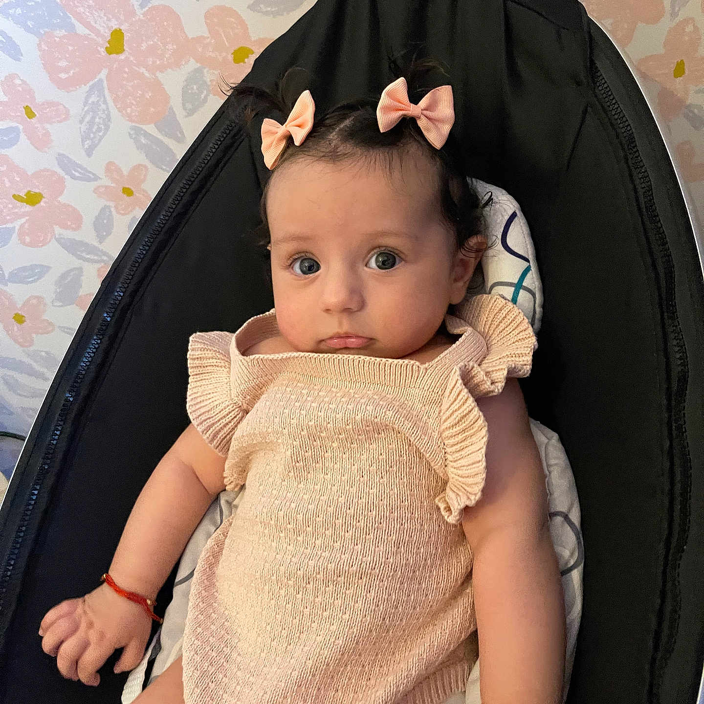 Myra Alya participe au concours pour gagner de l'argent avec cette photo : adorable, baby, baby_seat, black_seat, blue_eyes, child, curious_expression, cute, decor, floral_wallpaper, indoors, infant, knitted_clothing, person, pink_bows, pink_outfit, pout, sitting, small_hands, soft_lighting