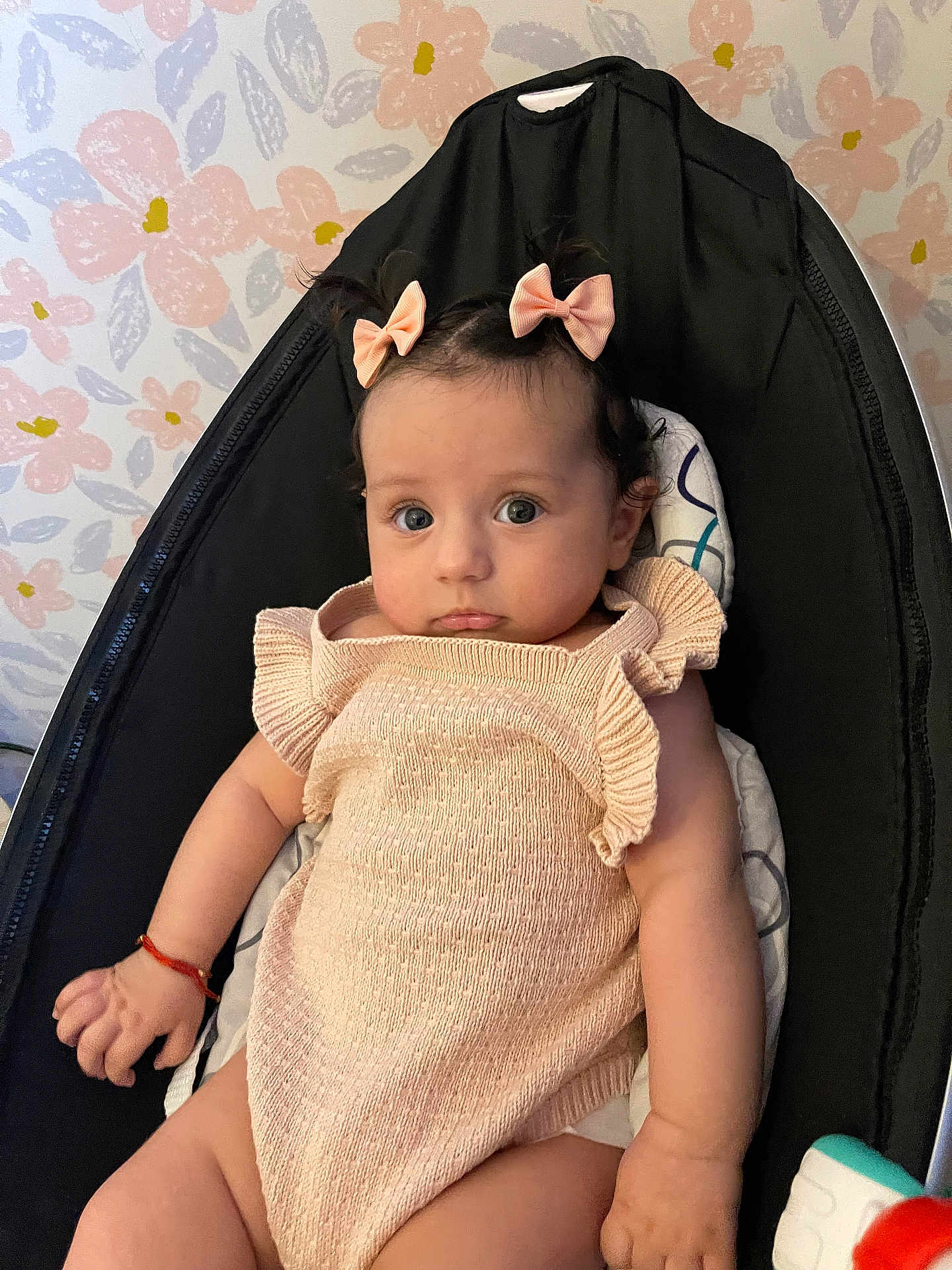 Myra Alya participe au concours pour gagner de l'argent avec cette photo : adorable, baby, baby_seat, black_seat, blue_eyes, child, curious_expression, cute, decor, floral_wallpaper, indoors, infant, knitted_clothing, person, pink_bows, pink_outfit, pout, sitting, small_hands, soft_lighting