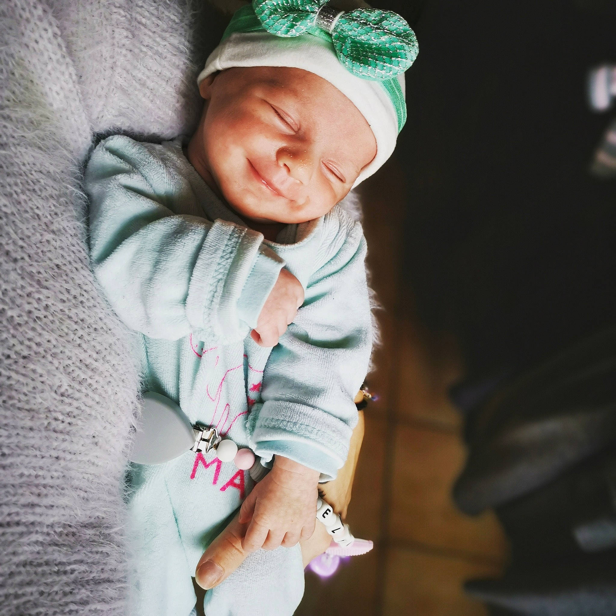 Maëlya participe au concours pour gagner de l'argent avec cette photo : baby, child, cool, fun, hand, happy, headgear, joy, person, photograph, photography, smile, snapshot, toddler