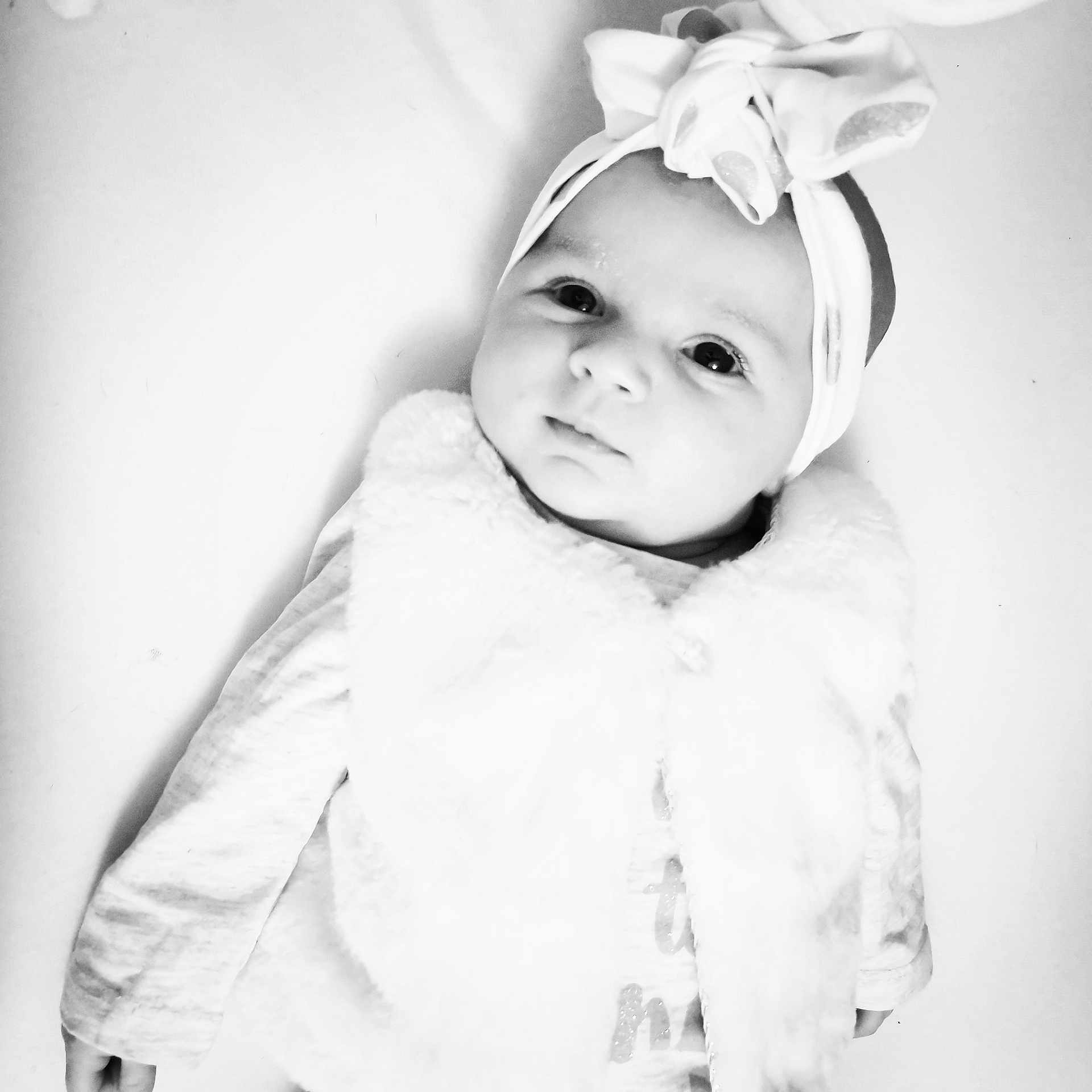 Maëlya a rejoint le concours — aidez-le/la à gagner de superbes lots ! baby, black_and_white, child, child_model, hair_accessory, head, monochrome, monochrome_photography, photo_shoot, photograph, photography, portrait, portrait_photography, smile, style, toddler, white