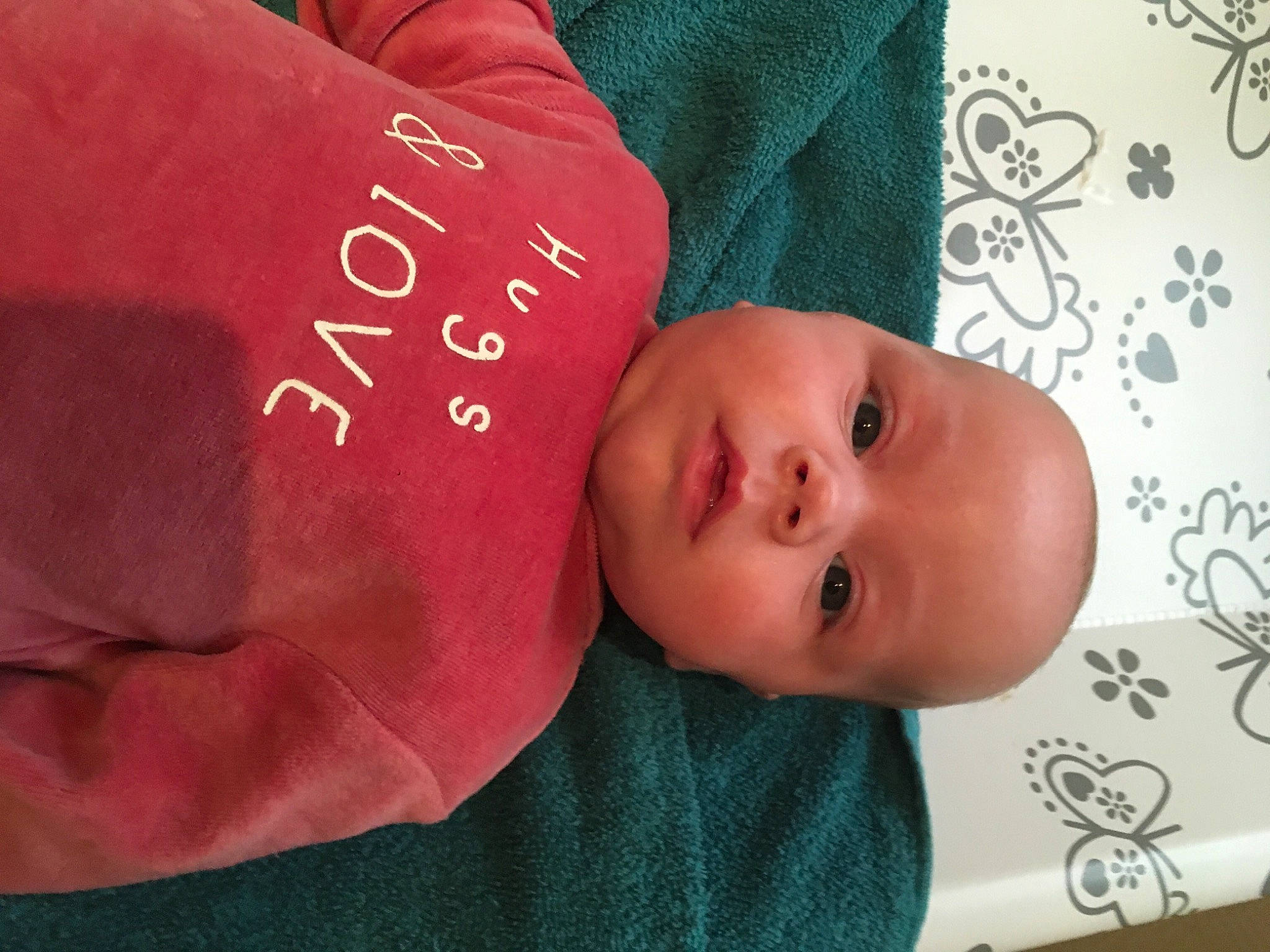 Joye a rejoint le concours — aidez-le/la à gagner de superbes lots ! baby, baby_products, baby_toddler_clothing, cheek, child, comfort, eye, finger, handwriting, head, linens, lip, magenta, nail, pattern, person, pink, room, skin, sleeve