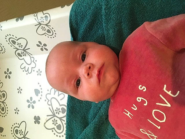 Joye participe au concours pour gagner de l'argent avec cette photo : baby, baby_toddler_clothing, carmine, cheek, child, chin, comfort, face, handwriting, happy, leaf, linens, lip, nose, pattern, person, room, skin, sleeve, textile