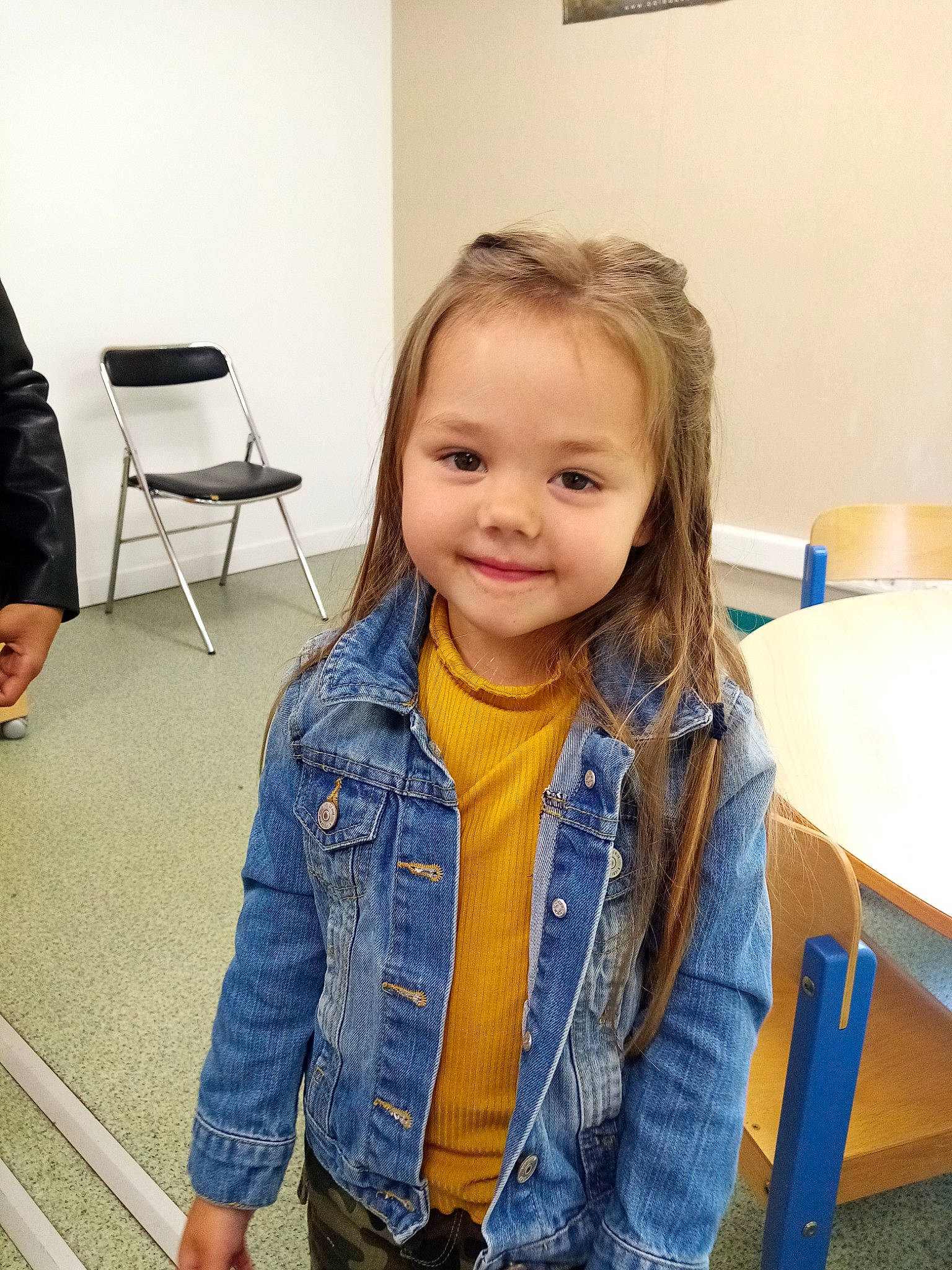 Shaina a rejoint le concours — aidez-le/la à gagner de superbes lots ! blond, child, child_model, denim, hair, hairstyle, jacket, jeans, joy, long_hair, outerwear, person, room, sitting, smile, standing, toddler