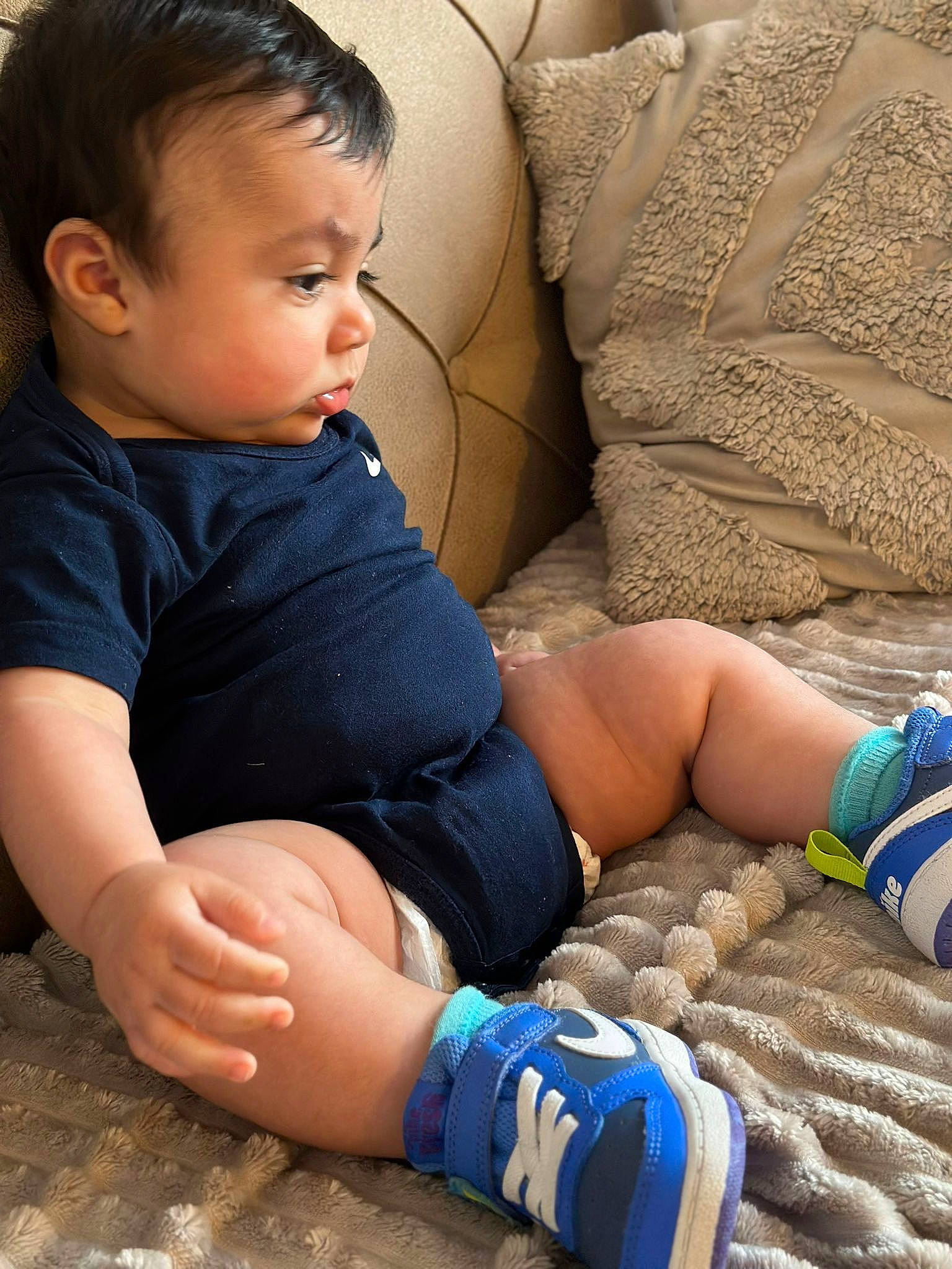 Stepan participe au concours pour gagner de l'argent avec cette photo : baby, baby_toddler_clothing, comfort, cool, face, finger, hand, happy, head, human, human_body, human_leg, joint, leg, pattern, person, skin, sleeve, thigh, toddler