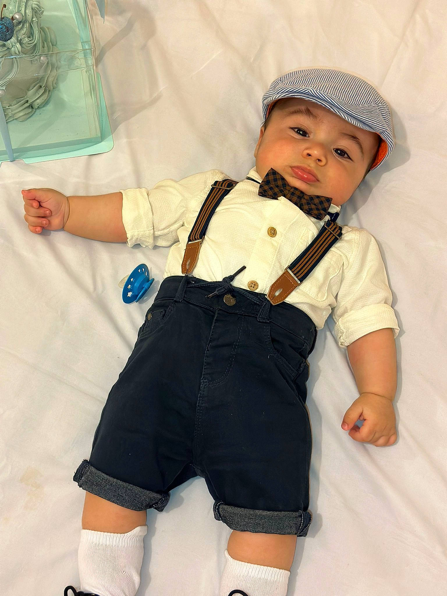 Stepan participe au concours pour gagner de l'argent avec cette photo : abdomen, baby, baby_toddler_clothing, cap, child, costume, fashion_design, gesture, glove, headwear, human_body, knee, pattern, person, personal_protective_equipment, sleeve, sports_gear, thigh, thumb, toddler