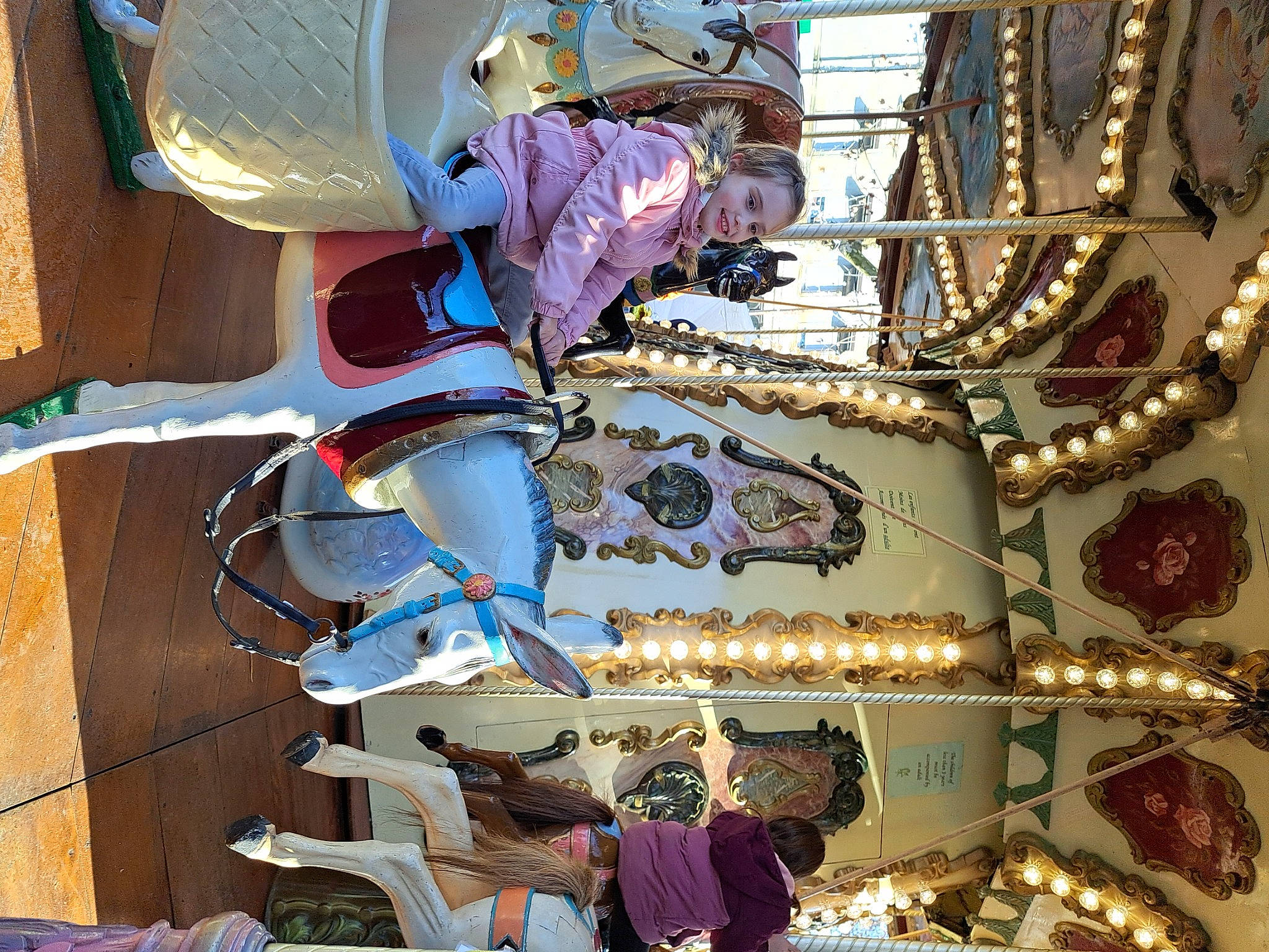 Inea a rejoint le concours — aidez-le/la à gagner de superbes lots ! amusement_park, amusement_ride, carousel, ceiling, engineering, event, fair, fun, joy, leisure, metal, nonbuilding_structure, person, photograph, playground, recreation, room, snapshot, space, tourist_attraction