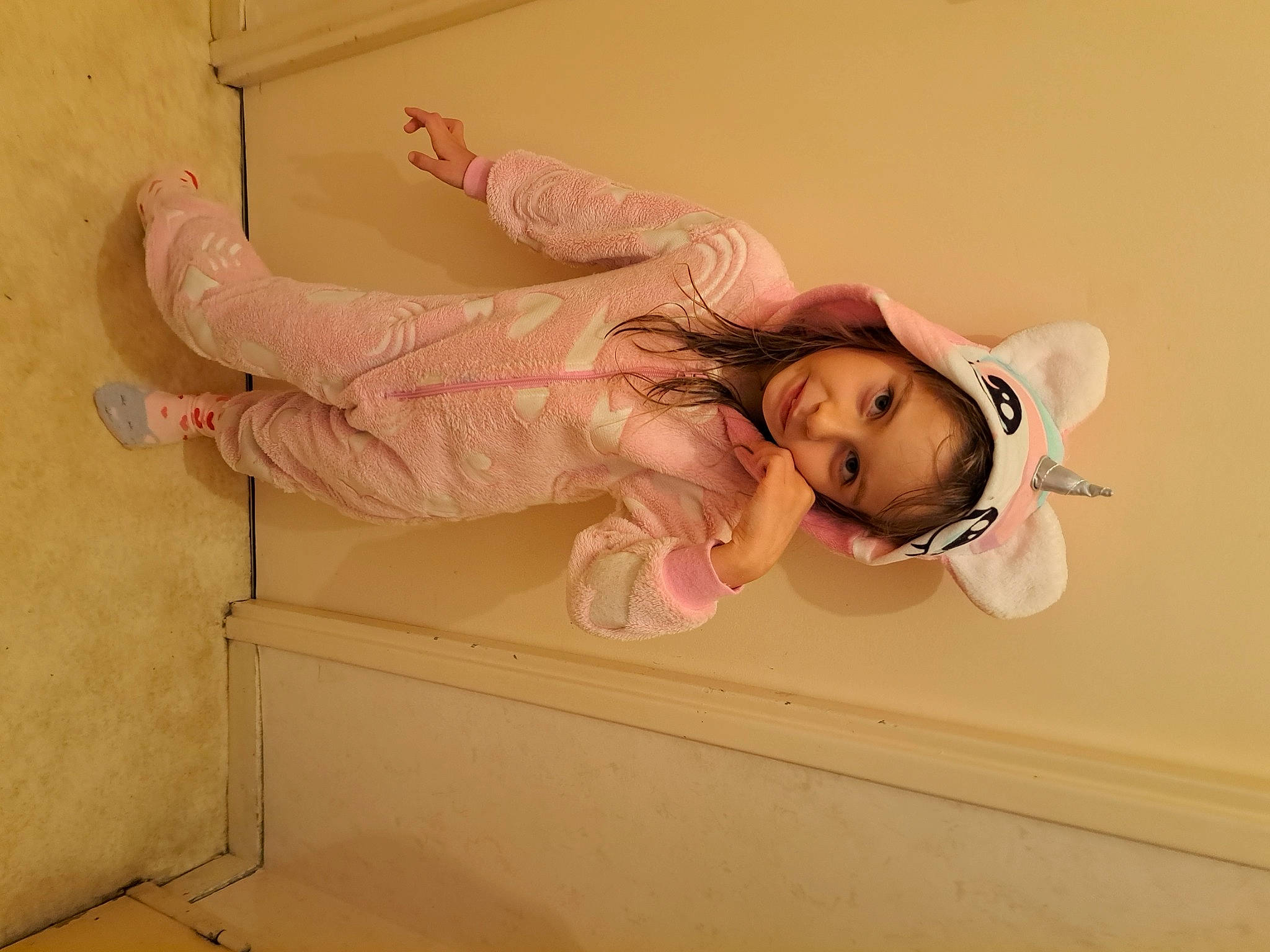 Inea a rejoint le concours — aidez-le/la à gagner de superbes lots ! child, comfort, dress, eye, flooring, fun, hair, happy, headwear, human_body, human_leg, joy, knee, leg, person, pink, room, shoe, skin, smile