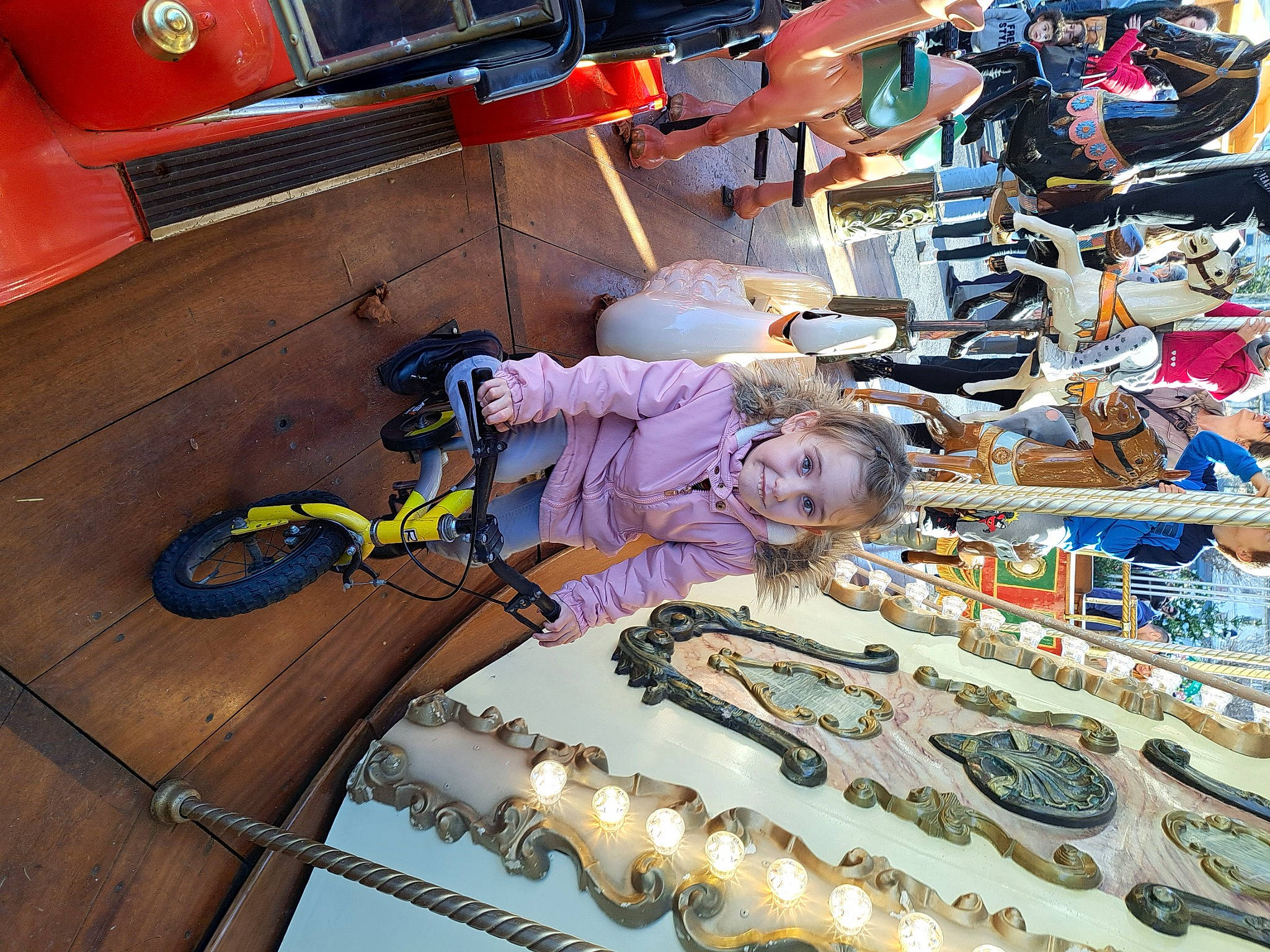 Inea a rejoint le concours — aidez-le/la à gagner de superbes lots ! automotive_exterior, automotive_lighting, automotive_tire, city, customer, engineering, hat, joy, leisure, machine, market, person, plastic, recreation, retail, shoe, smile, sneakers, tire, toddler