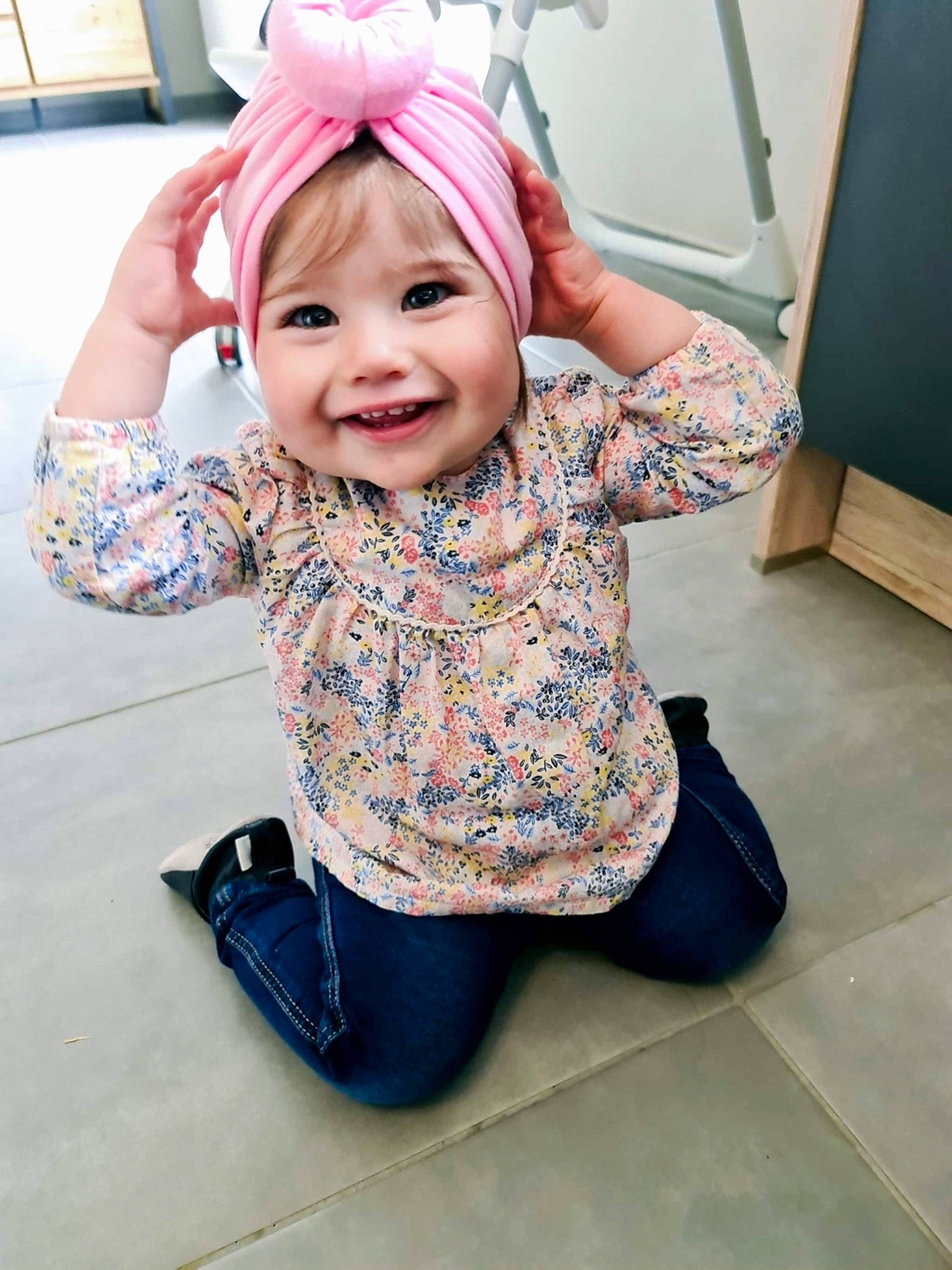 Giulia participe au concours pour gagner de l'argent avec cette photo : arm, baby, baby_toddler_clothing, cap, dress, eye, face, fun, happy, head, headgear, headwear, helmet, joy, magenta, outerwear, person, pink, purple, skin