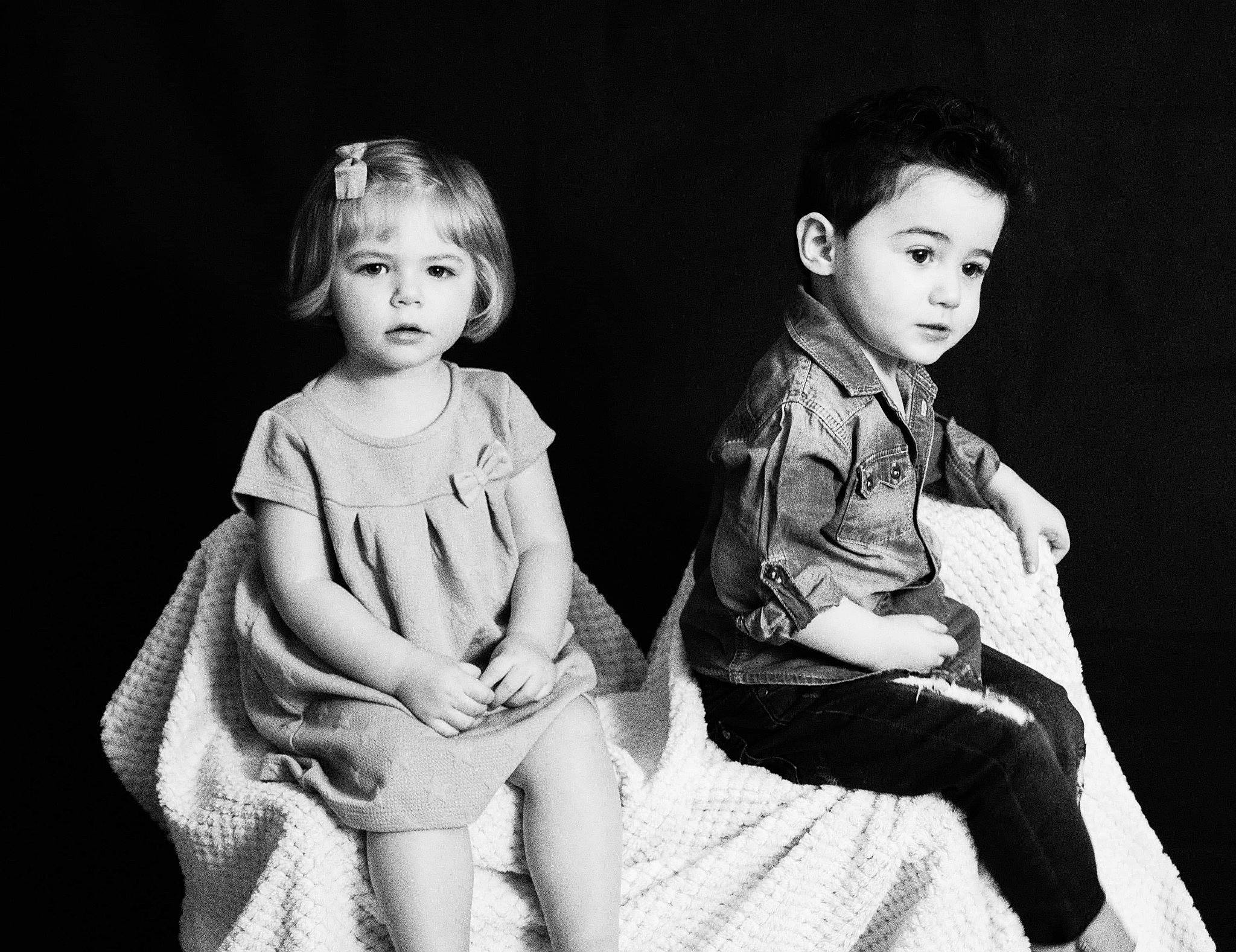 Louna a rejoint le concours — aidez-le/la à gagner de superbes lots ! black, black_and_white, child, family, fun, hairstyle, human, monochrome, monochrome_photography, people, person, photograph, photography, portrait, sibling, sitting, smile, standing, stock_photography, toddler