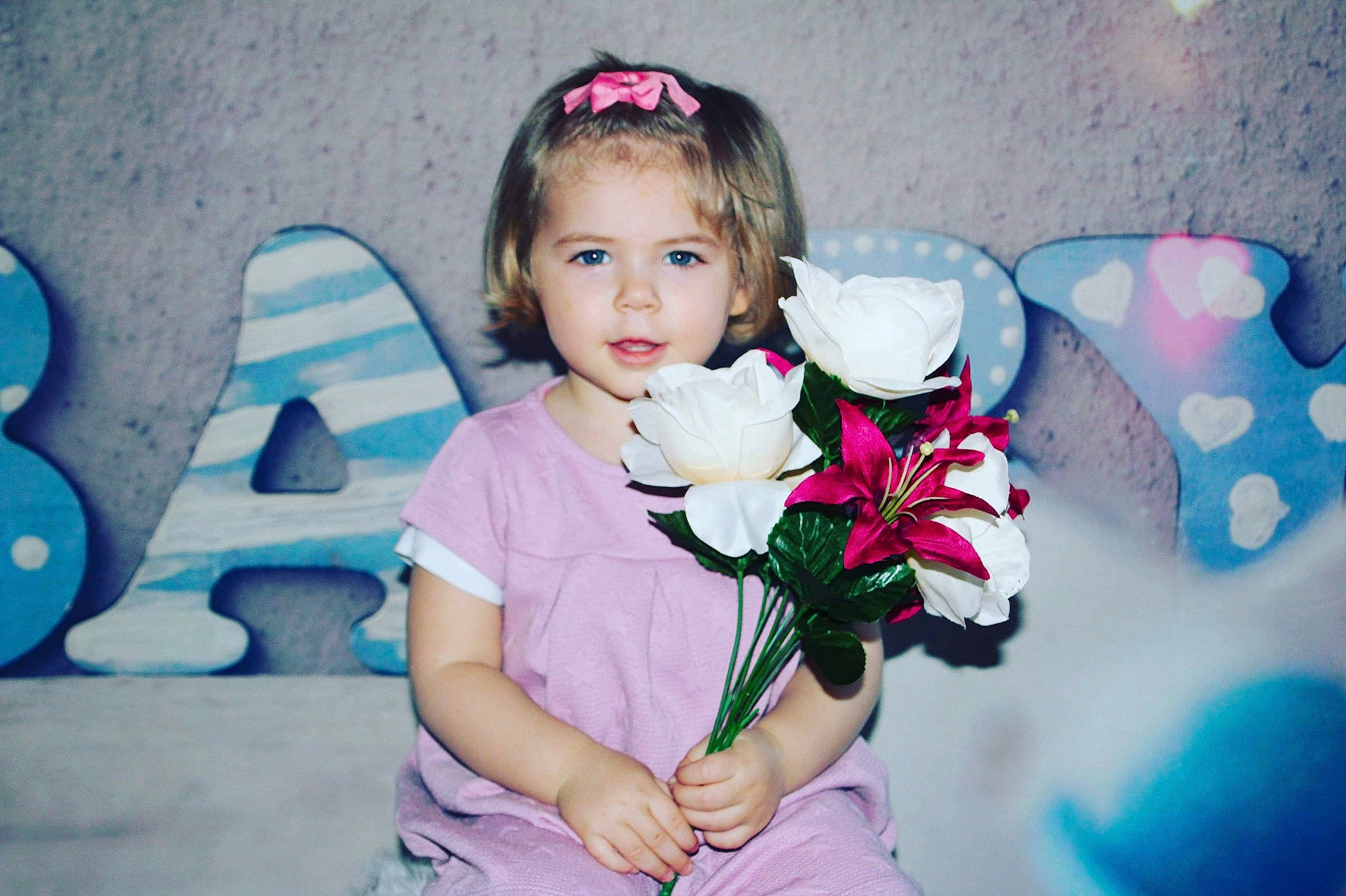 Louna a rejoint le concours — aidez-le/la à gagner de superbes lots ! baby, cheek, child, flower, fun, hair_accessory, happy, person, photography, pink, plant, play, skin, smile, toddler