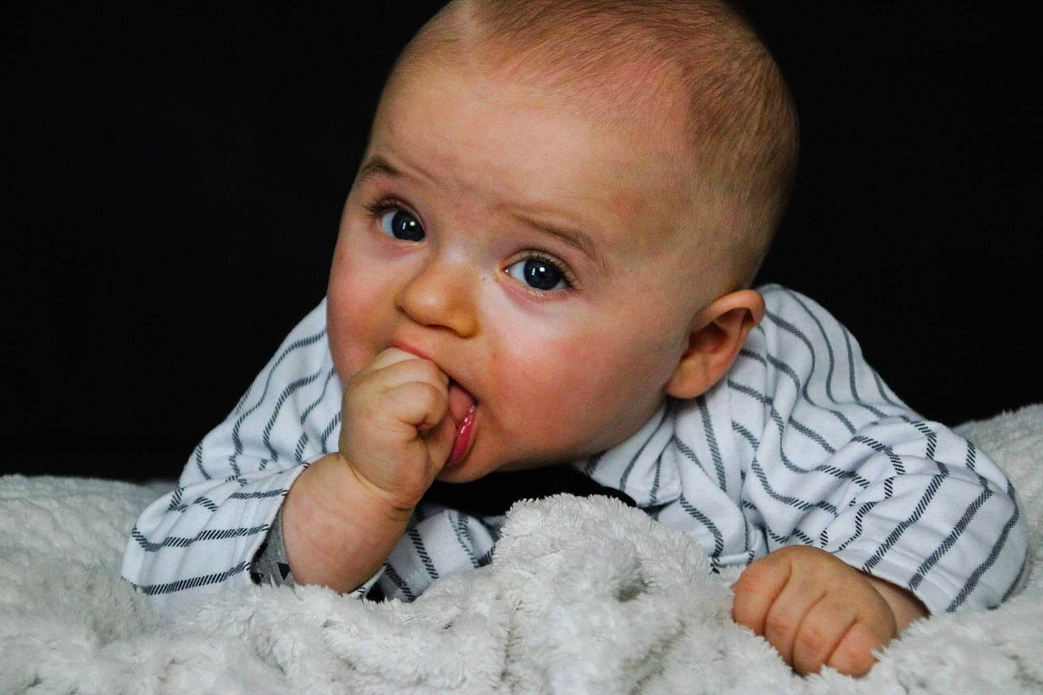 Yanis a rejoint le concours — aidez-le/la à gagner de superbes lots ! baby, cheek, child, chin, ear, eye, face, finger, gesture, hand, head, lip, mouth, nose, person, photography, portrait_photography, skin, toddler, tummy_time