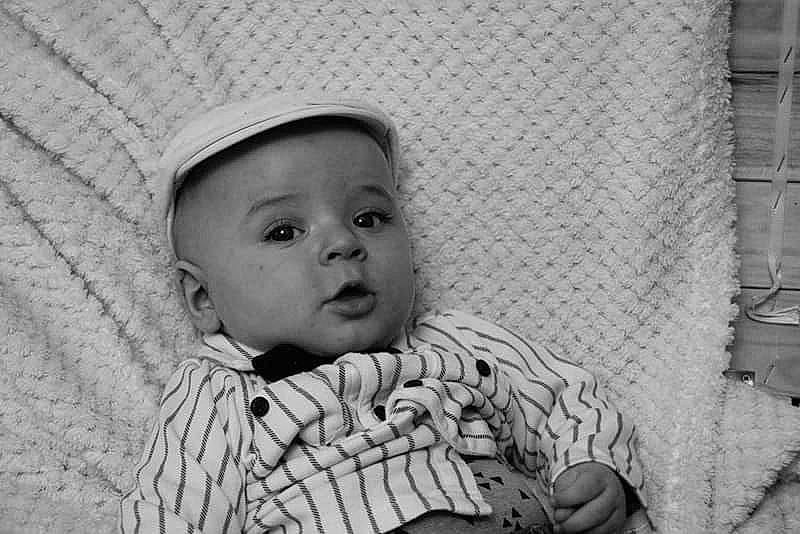 Yanis participe au concours pour gagner de l'argent avec cette photo : baby, black_and_white, cheek, child, eye, face, human, monochrome, monochrome_photography, person, photograph, photography, portrait, sitting, smile, snapshot, style, toddler