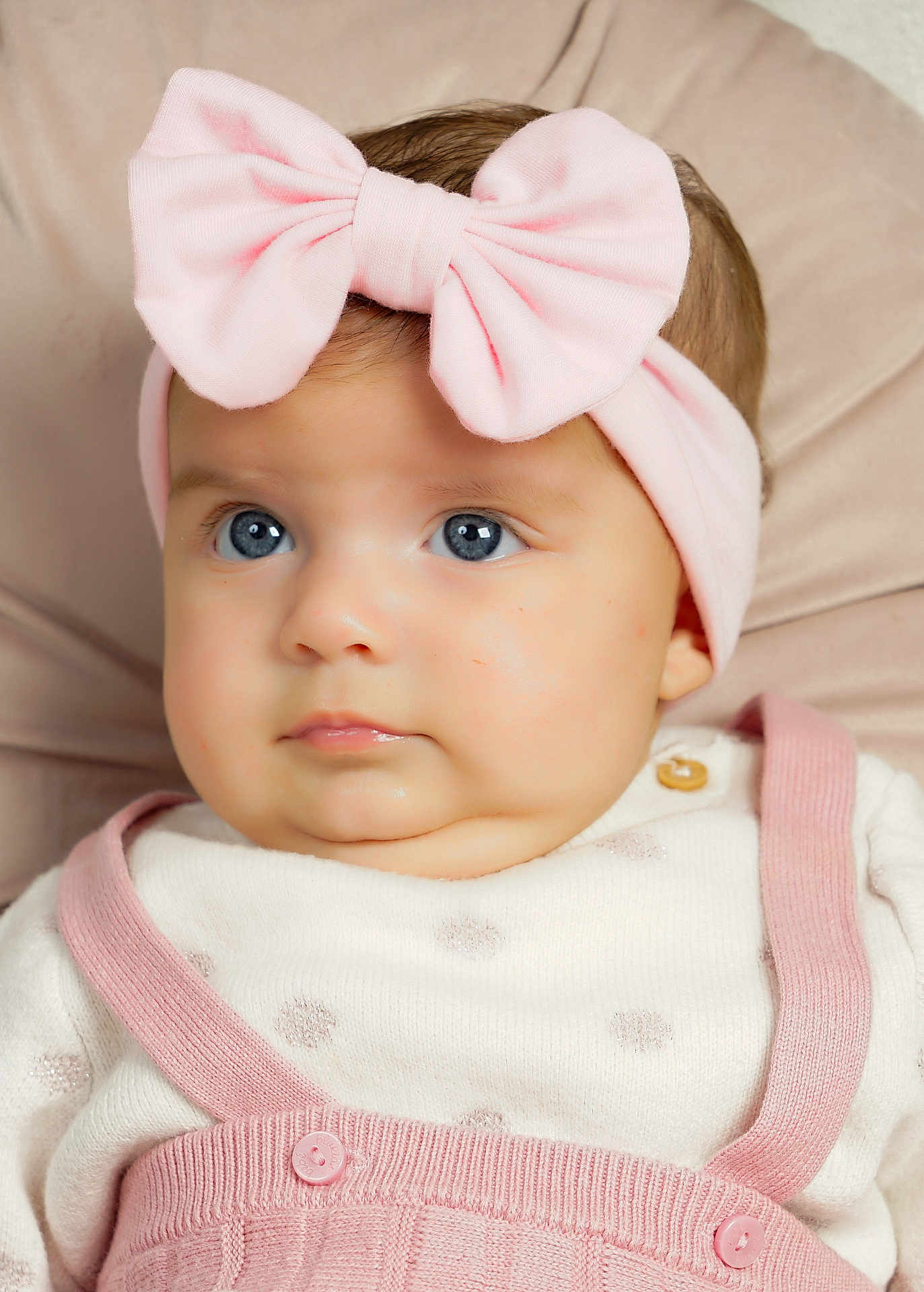 Cassie participe au concours pour gagner de l'argent avec cette photo : baby, child, face, headband, pink_bow, blue_eyes, clothing, knitwear, cute, portrait, infant, closeup, soft_background, adorable, young_child, sitting, indoors, person, fashion, baby_fashion