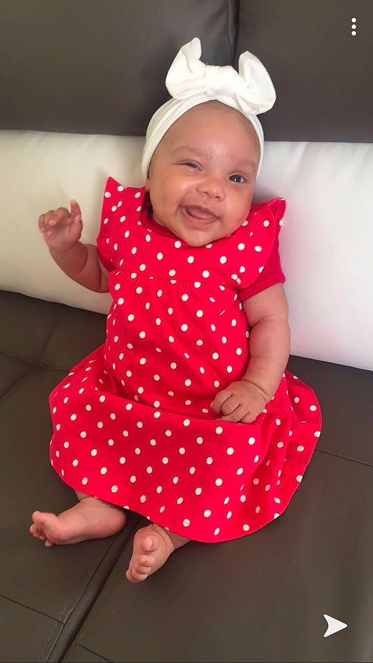 Kalïa a rejoint le concours — aidez-le/la à gagner de superbes lots ! baby, baby_products, baby_toddler_clothing, child, design, pattern, person, pink, polka_dot, sleeve, toddler