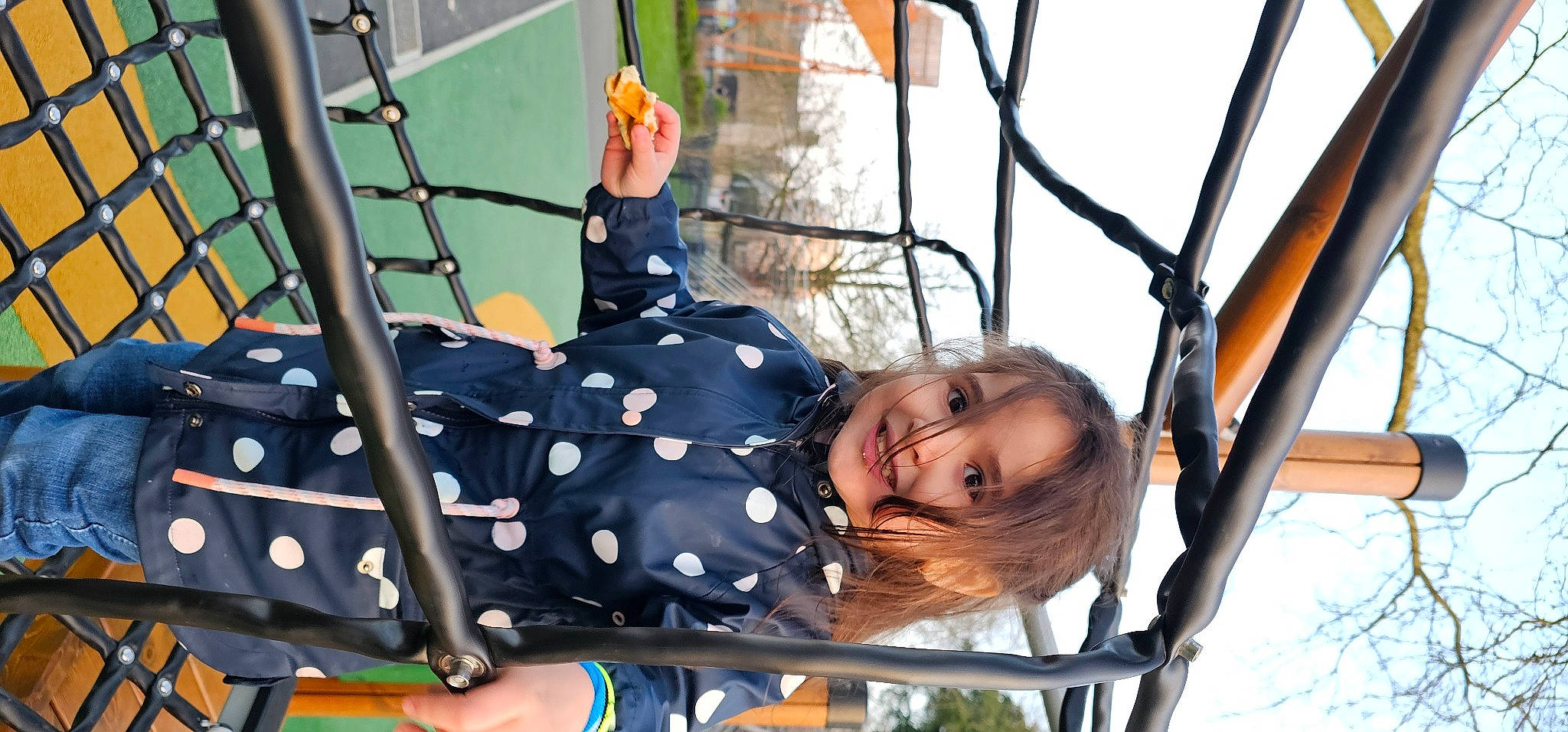 Eliana participe au concours pour gagner de l'argent avec cette photo : child, city, entertainment, event, fun, grass, happy, joy, leisure, outdoor_play_equipment, performance, person, plant, playground, recreation, sitting, smile, swing, thigh, toddler