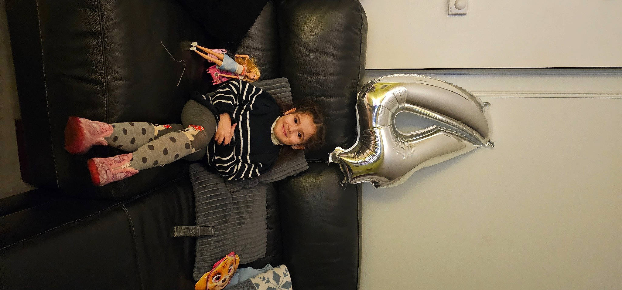 Eliana participe au concours pour gagner de l'argent avec cette photo : art, child, comfort, couch, event, fun, gesture, joy, person, recreation, room, sitting, smile, t_shirt, toddler