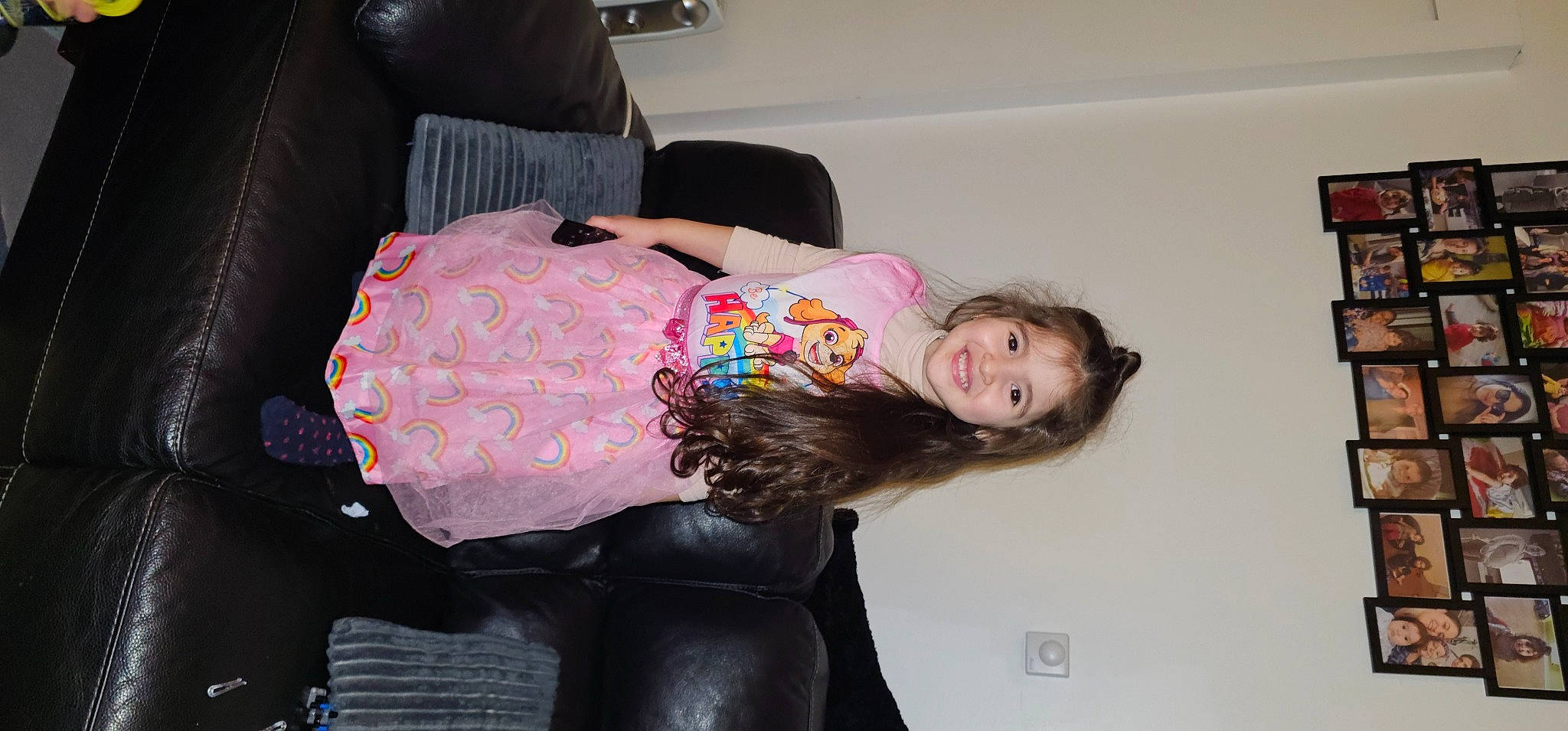 Eliana a rejoint le concours — aidez-le/la à gagner de superbes lots ! abdomen, black_hair, car_seat, comfort, family_car, fashion_design, fun, fur, human_leg, joint, joy, luggage_and_bags, magenta, person, room, shoulder, sitting, thigh, trunk, vehicle_door