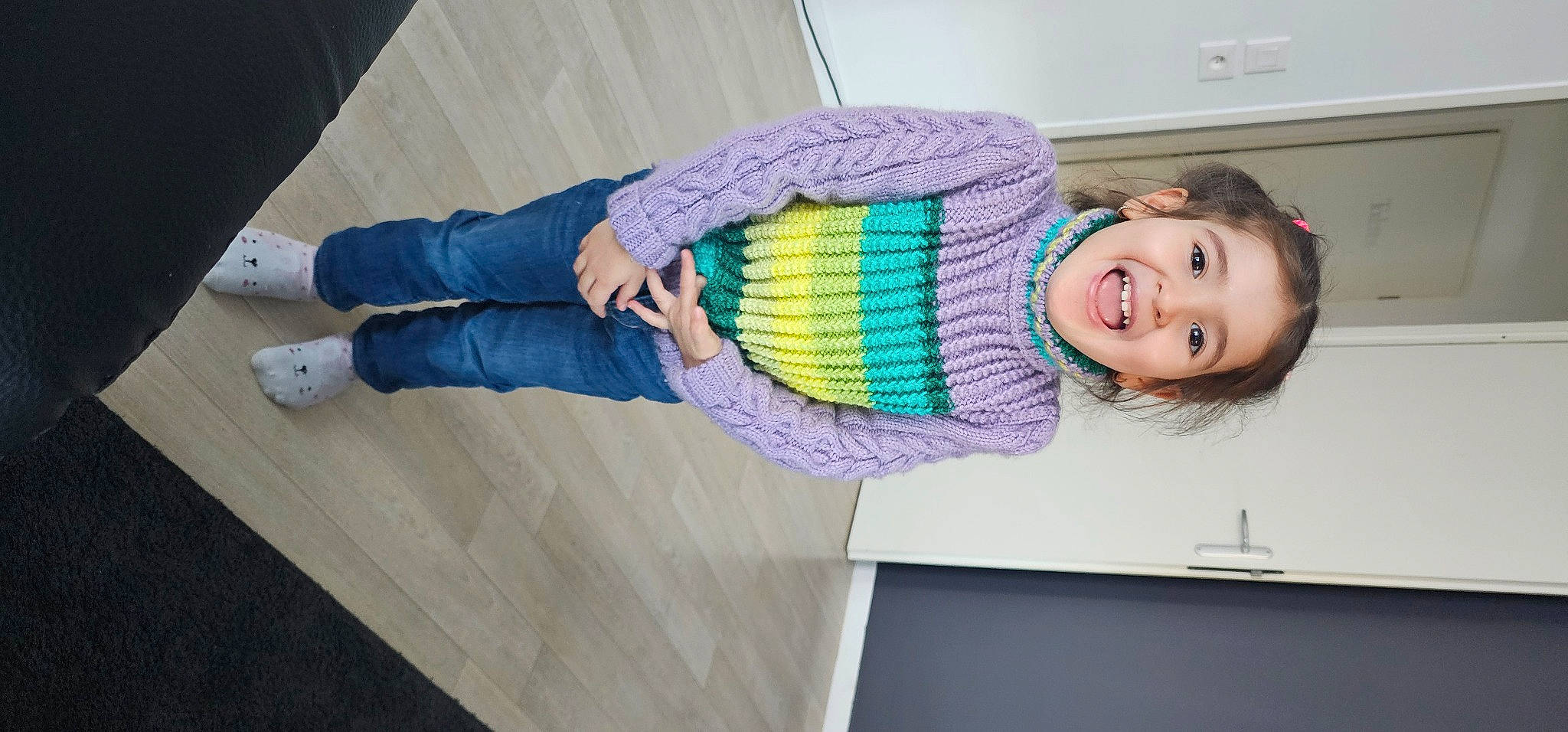 Eliana a rejoint le concours — aidez-le/la à gagner de superbes lots ! child, comfort, electric_blue, fashion_accessory, flooring, fun, happy, human_leg, joy, knee, leisure, magenta, pattern, person, purple, sitting, smile, sock, toddler, wood