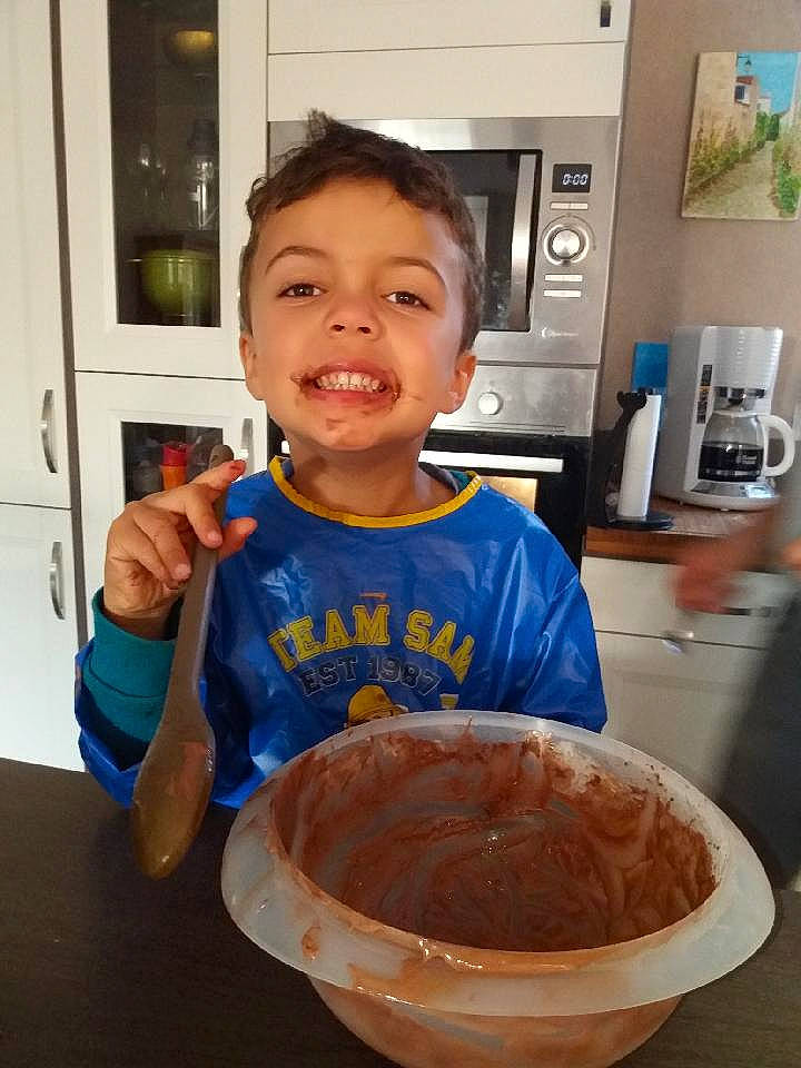 Nino participe au concours pour gagner de l'argent avec cette photo : child, comfort_food, cooking, cream, cuisine, dessert, dish, food, frozen_dessert, home_appliance, ingredient, kitchen_appliance, mixture, person, recipe, smile, spoon, t_shirt, table, tableware