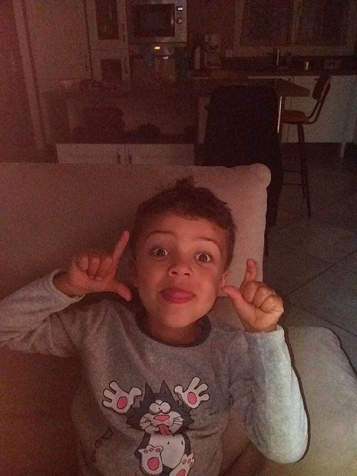 Nino a rejoint le concours — aidez-le/la à gagner de superbes lots ! arm, chair, cheek, cloud, ear, finger, forehead, gesture, happy, iris, jaw, lip, mouth, muscle, neck, nose, person, shirt, sleeve, t_shirt