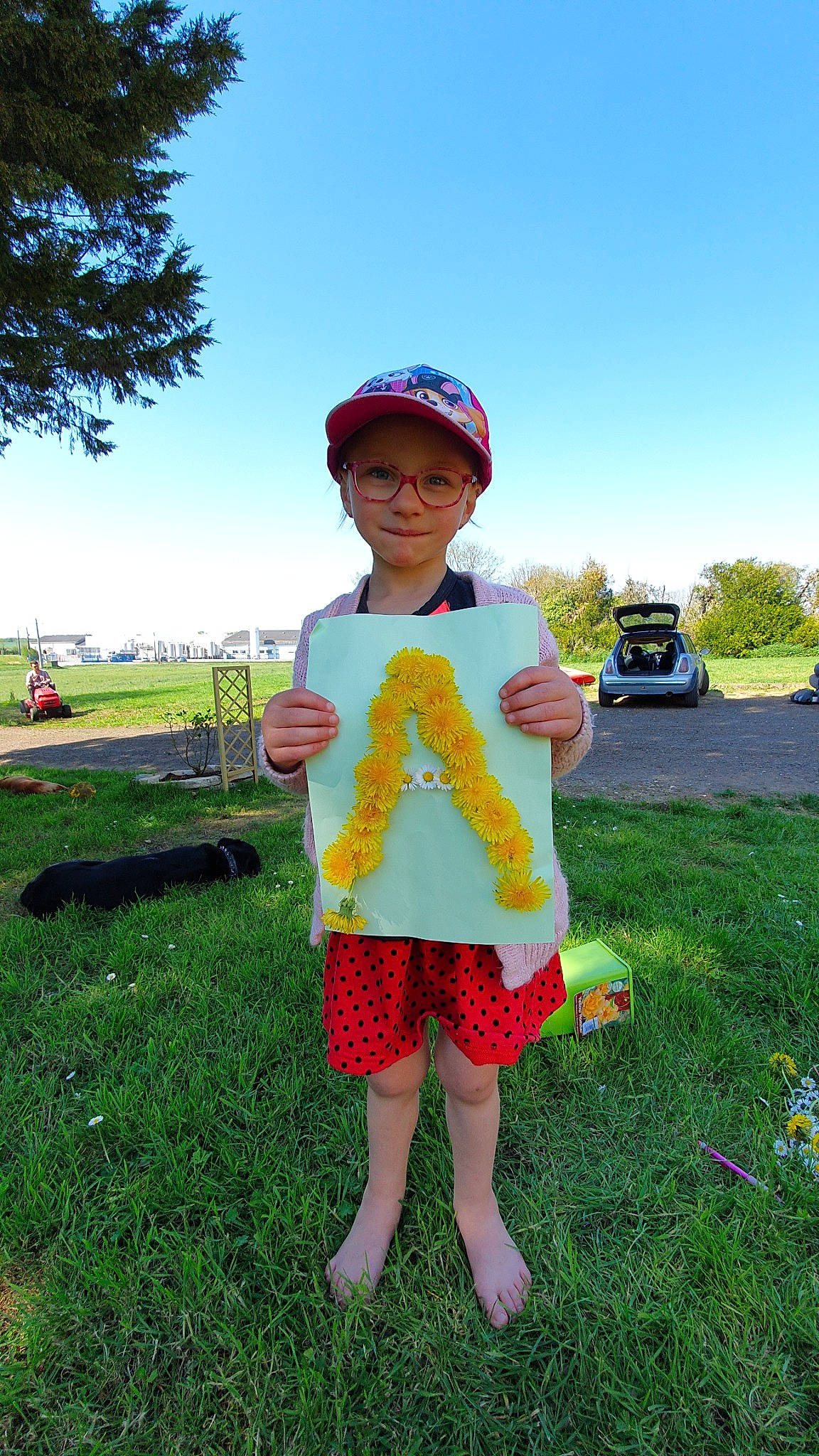 Anaelle a rejoint le concours — aidez-le/la à gagner de superbes lots ! child, fun, grass, grass_family, grassland, headwear, lawn, meadow, person, play, smile, summer, t_shirt, toddler, vacation, yellow