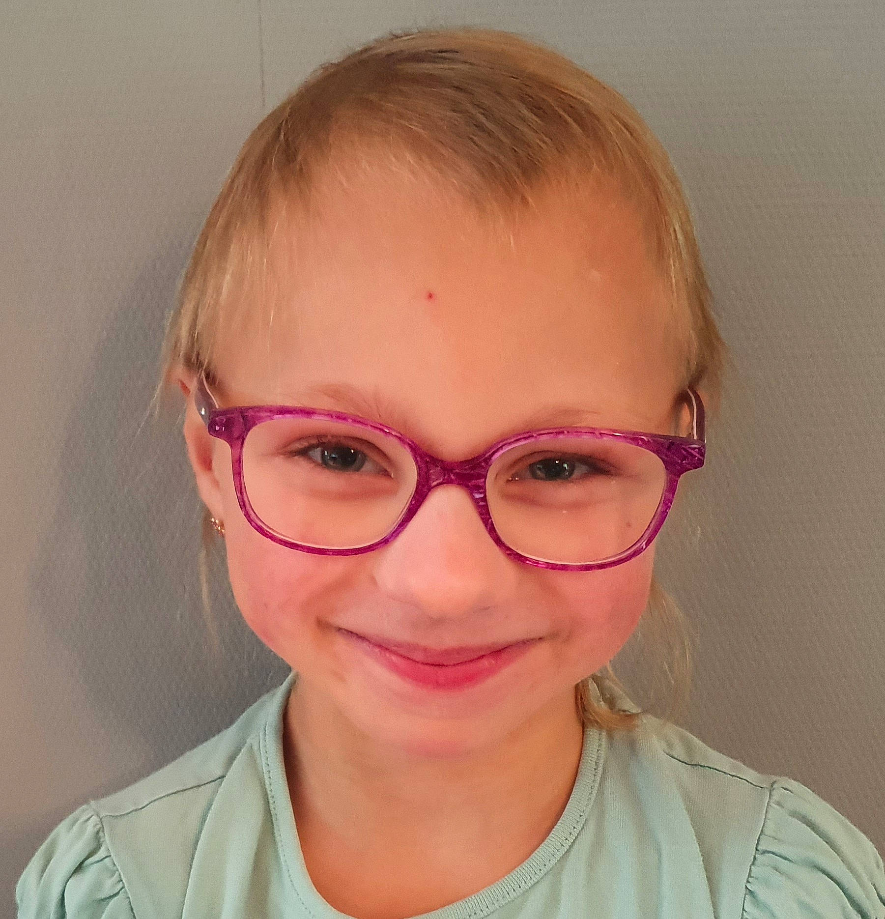 Anaëlle participe au concours pour gagner de l'argent avec cette photo : cheek, ear, eye, eyebrow, eyelash, eyewear, face, forehead, gesture, glasses, head, iris, jaw, joy, lip, mouth, neck, nose, person, sleeve