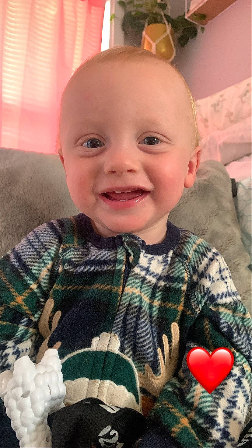 Kylin is registered to the contest to win money with this photo: arm, baby_toddler_clothing, cheek, chin, eye, face, happy, human, human_body, iris, joy, lip, mouth, nose, organ, person, photograph, skin, sleeve, smile