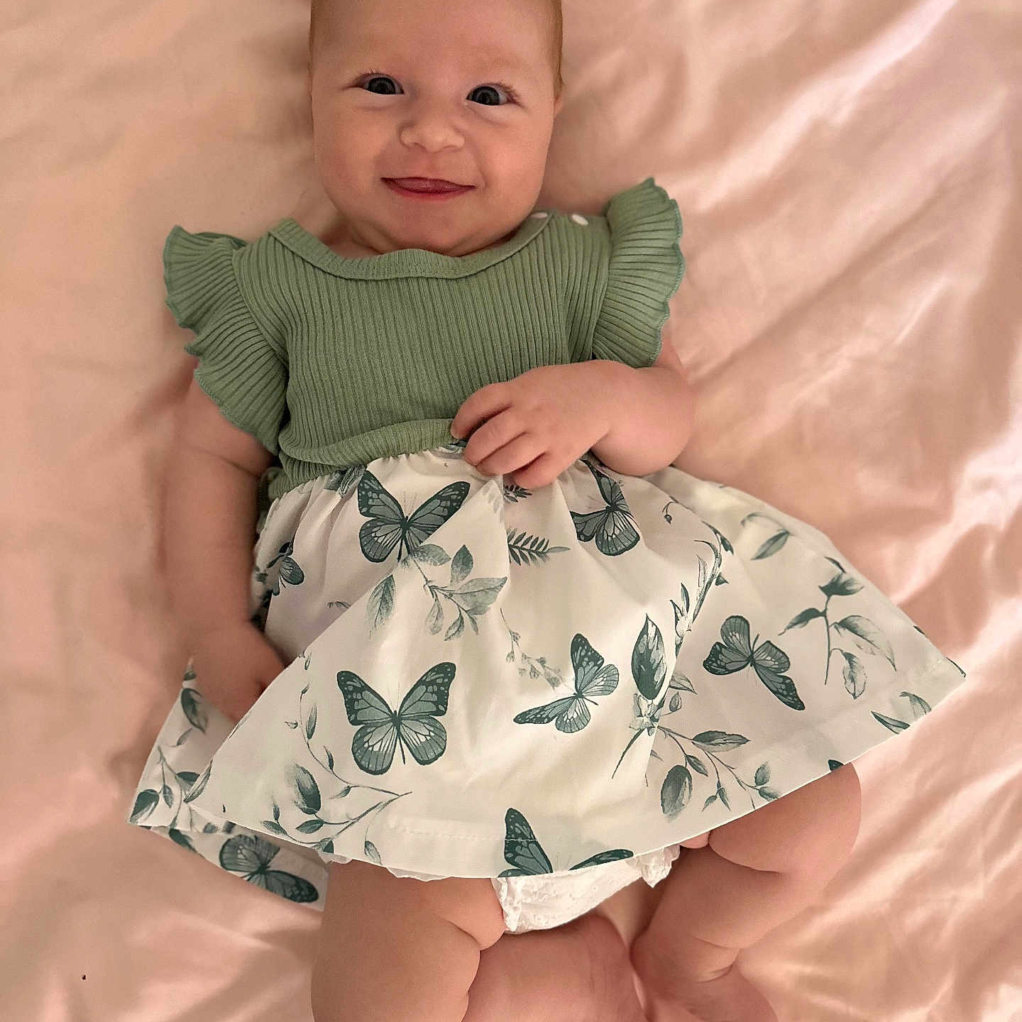 éléa a rejoint le concours — aidez-le/la à gagner de superbes lots ! baby, blanket, butterflies, child, cute, dress, fabric, green_top, hands, happy, indoors, infant, legs, lying_down, playful, portrait, smiling, soft_texture, toddler, young_child