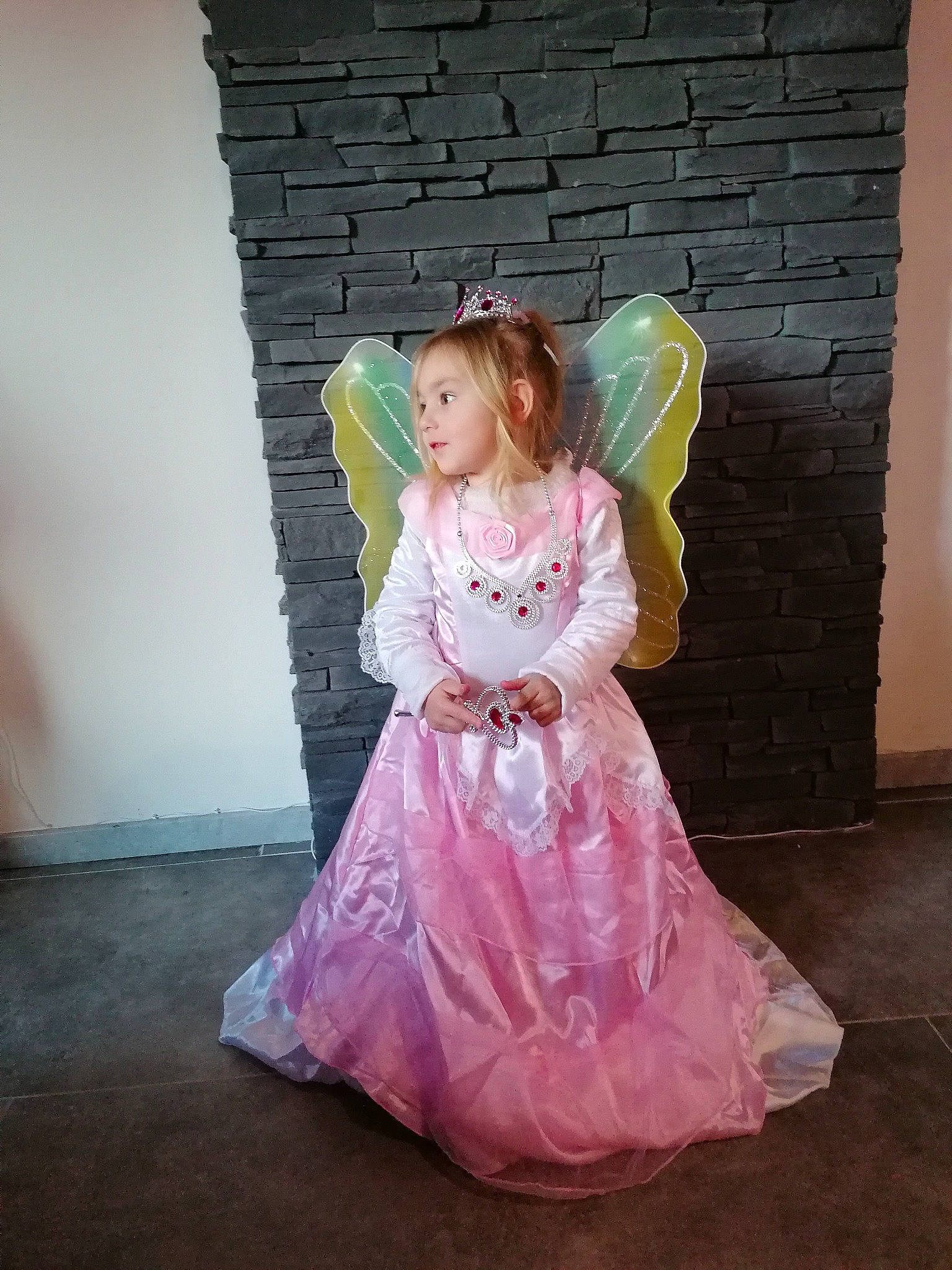 Raven a rejoint le concours — aidez-le/la à gagner de superbes lots ! bridal_accessory, day_dress, dress, embellishment, event, fashion_accessory, fashion_design, flash_photography, flooring, formal_wear, gown, magenta, outerwear, peach, person, pink, purple, ruffle, sitting, sleeve