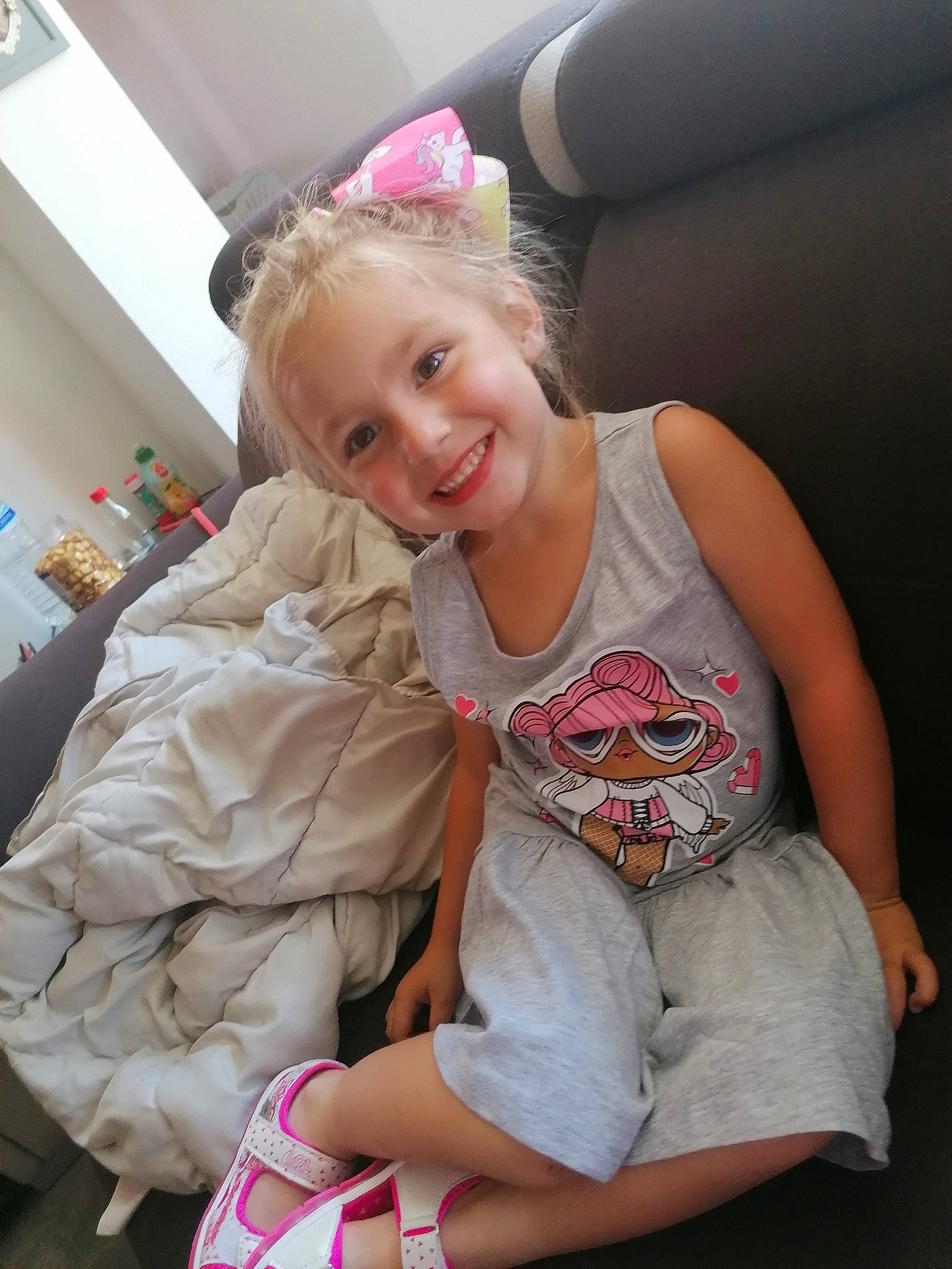 Raven participe au concours pour gagner de l'argent avec cette photo : baby_toddler_clothing, barefoot, beauty, comfort, elbow, finger, flooring, fun, hairstyle, happy, human_leg, joint, joy, knee, lap, leg, person, pink, skin, smile