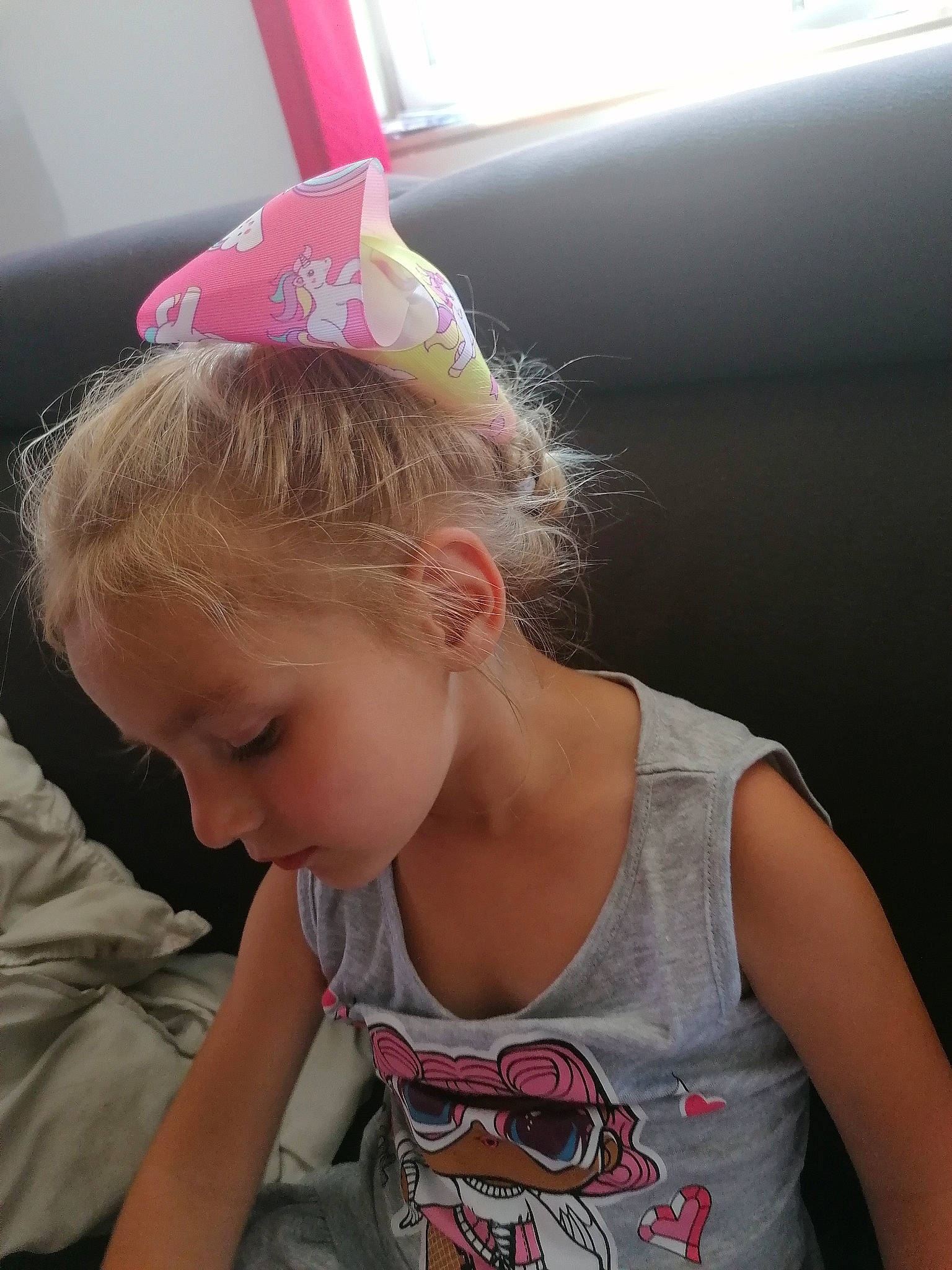 Raven participe au concours pour gagner de l'argent avec cette photo : active_tank, arm, baby_toddler_clothing, blond, cap, child, ear, fun, happy, headband, headpiece, long_hair, neck, party_hat, party_supply, person, pink, sitting, skin, t_shirt