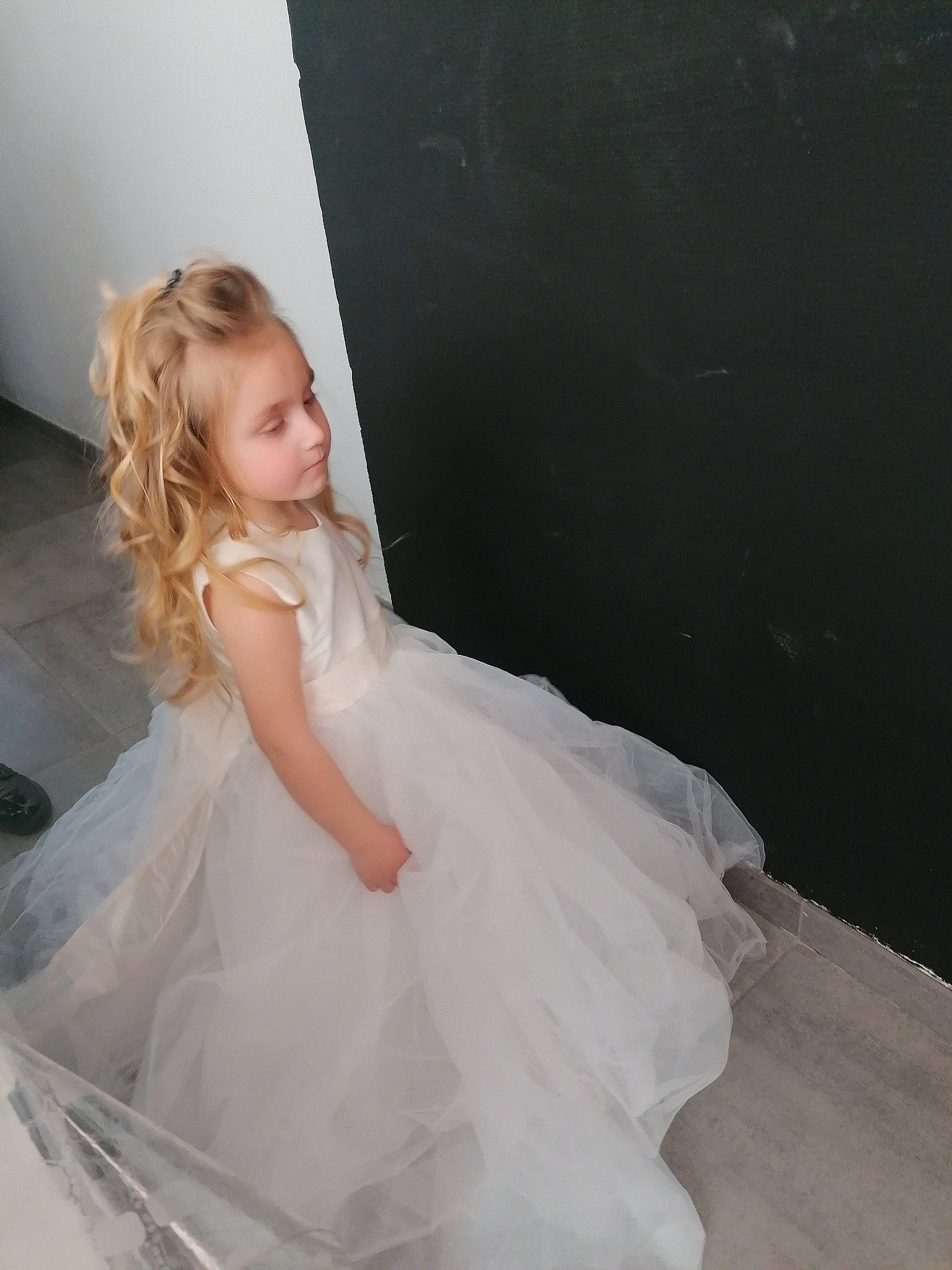 Raven a rejoint le concours — aidez-le/la à gagner de superbes lots ! bridal_accessory, bridal_clothing, bridal_party_dress, dress, embellishment, eye, face, fashion_design, flash_photography, floor, flooring, gown, happy, iris, one_piece_garment, person, shoulder, sleeve, smile, toddler