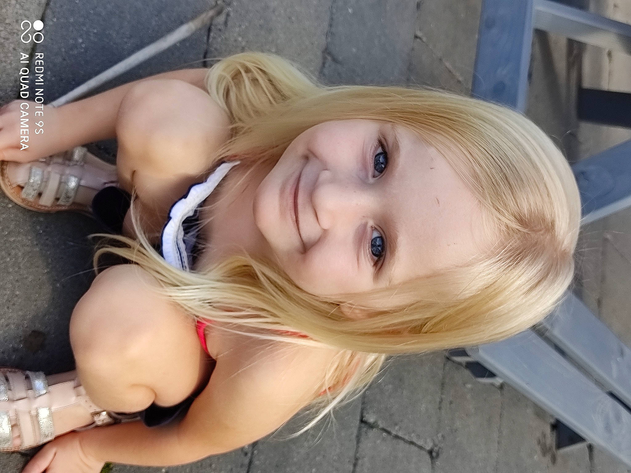 Andréa a rejoint le concours — aidez-le/la à gagner de superbes lots ! beauty, blond, brown_hair, chest, cool, dress, eyelash, face, flash_photography, grass, happy, human_leg, joy, lip, long_hair, person, skin, smile, thigh, tree