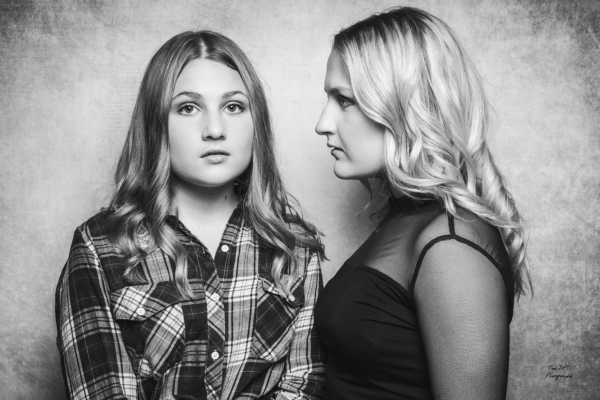 Tyfen participe au concours pour gagner de l'argent avec cette photo : beauty, black_and_white, blond, eyelash, feathered_hair, flash_photography, hairstyle, iris, layered_hair, long_hair, makeover, model, monochrome, monochrome_photography, person, plaid, portrait, portrait_photography, step_cutting, style