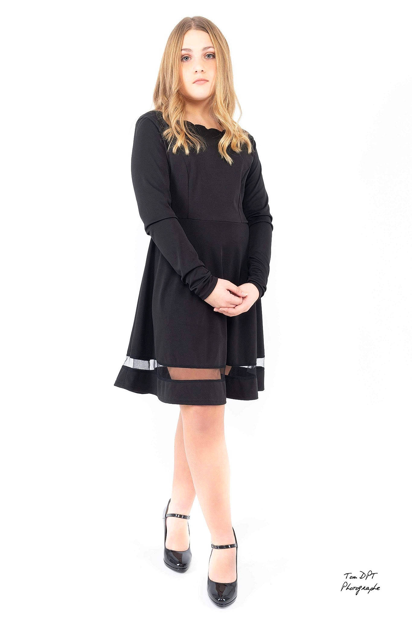 Tyfen participe au concours pour gagner de l'argent avec cette photo : cocktail_dress, collar, day_dress, dress, fashion, fashion_model, formal_wear, human_leg, joint, knee, little_black_dress, neck, one_piece_garment, person, photo_shoot, shoulder, sleeve, standing, street_fashion, style