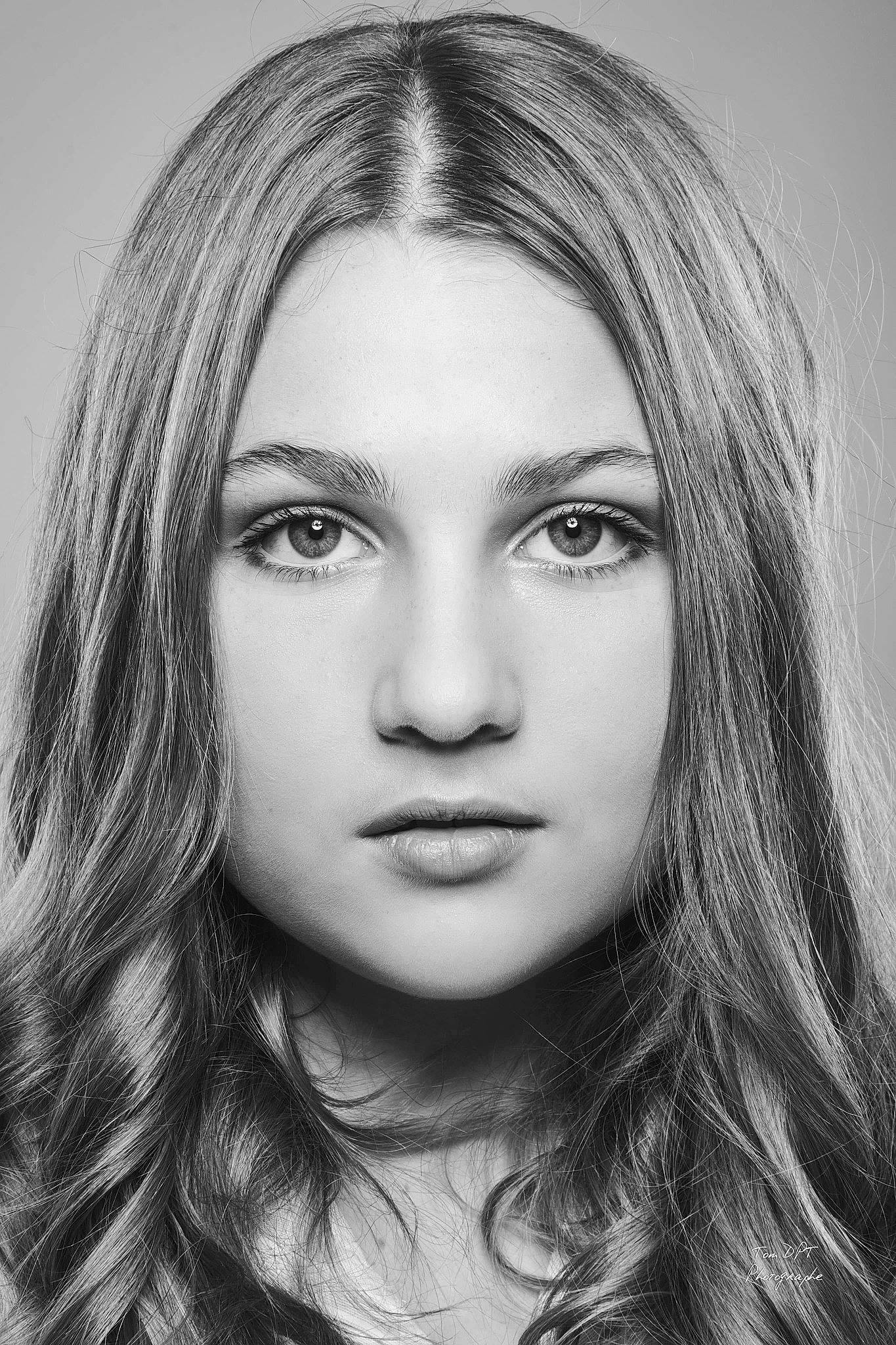 Tyfen a rejoint le concours — aidez-le/la à gagner de superbes lots ! beauty, black_and_white, chin, eye, eyebrow, eyelash, forehead, hairstyle, iris, jaw, lip, long_hair, monochrome, monochrome_photography, mouth, necklace, nose, organ, person, portrait