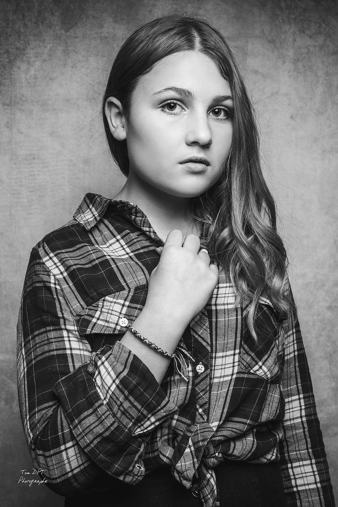 Tyfen a rejoint le concours — aidez-le/la à gagner de superbes lots ! beauty, collar, eyebrow, eyelash, fashion, fashion_model, hairstyle, iris, lip, long_hair, model, monochrome, pattern, person, plaid, sleeve, street_fashion, style, tartan, textile