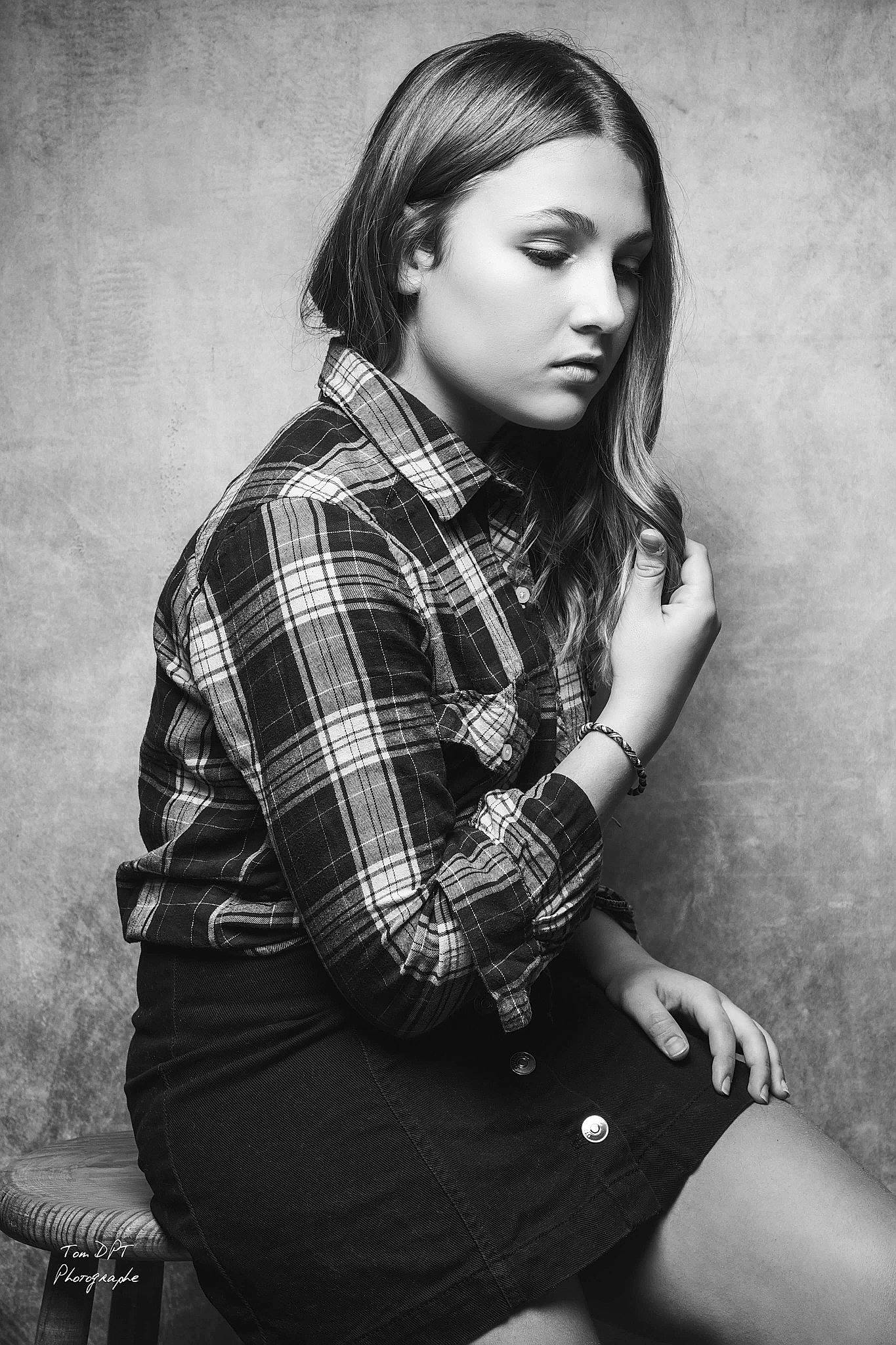 Tyfen a rejoint le concours — aidez-le/la à gagner de superbes lots ! beauty, black, black_and_white, black_hair, collar, dress_shirt, human_body, knee, model, monochrome, monochrome_photography, pattern, person, plaid, shirt, sitting, sleeve, street_fashion, style, tartan