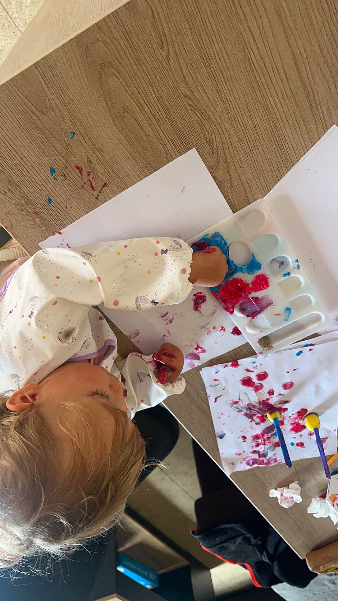 Louise a rejoint le concours — aidez-le/la à gagner de superbes lots ! baseball_cap, cap, carmine, ceiling, child, circle, event, fun, hat, linens, paint, paper, paper_product, pattern, person, room, sun_hat, t_shirt, toddler, tree