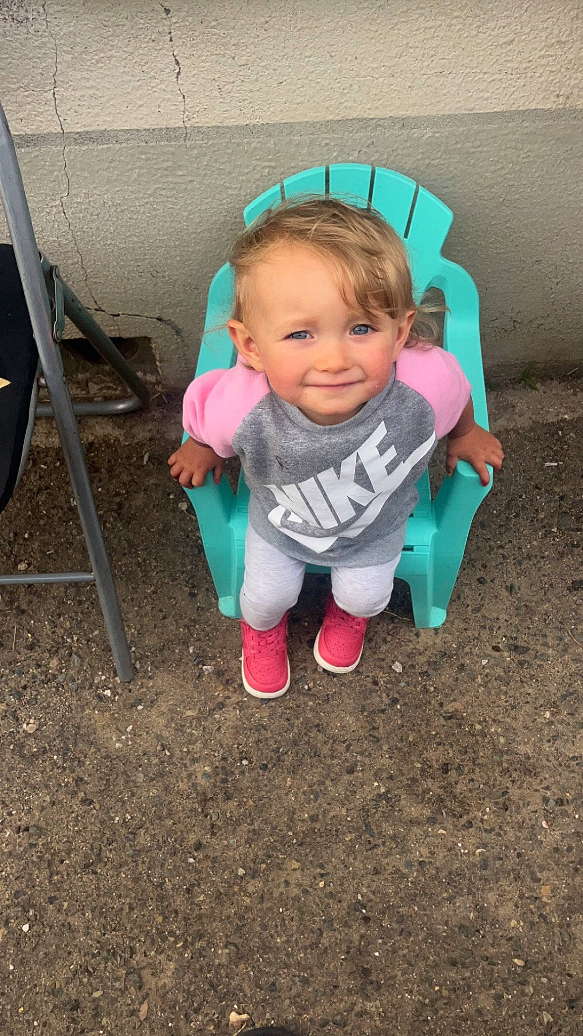 Louise a rejoint le concours — aidez-le/la à gagner de superbes lots ! baby, baby_carriage, baby_products, baby_toddler_clothing, chair, clothing, grass, hand, head, joy, leaf, leg, outdoor_furniture, outerwear, person, product, road_surface, sleeve, smile, swing