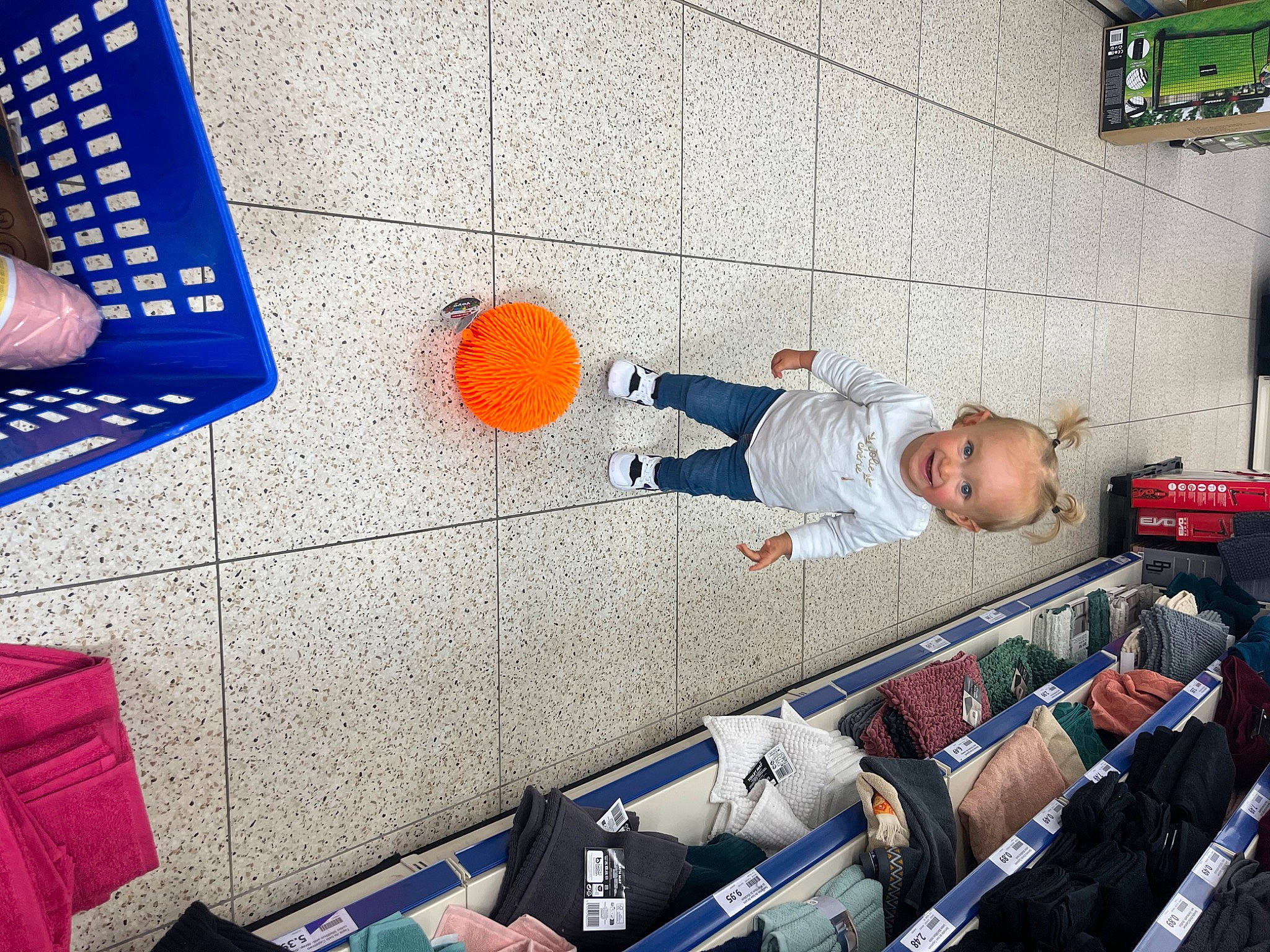 Louise a rejoint le concours — aidez-le/la à gagner de superbes lots ! bag, blue, child, electric_blue, flooring, fun, joy, leisure, luggage_and_bags, person, room, t_shirt, toddler, transport, travel, world