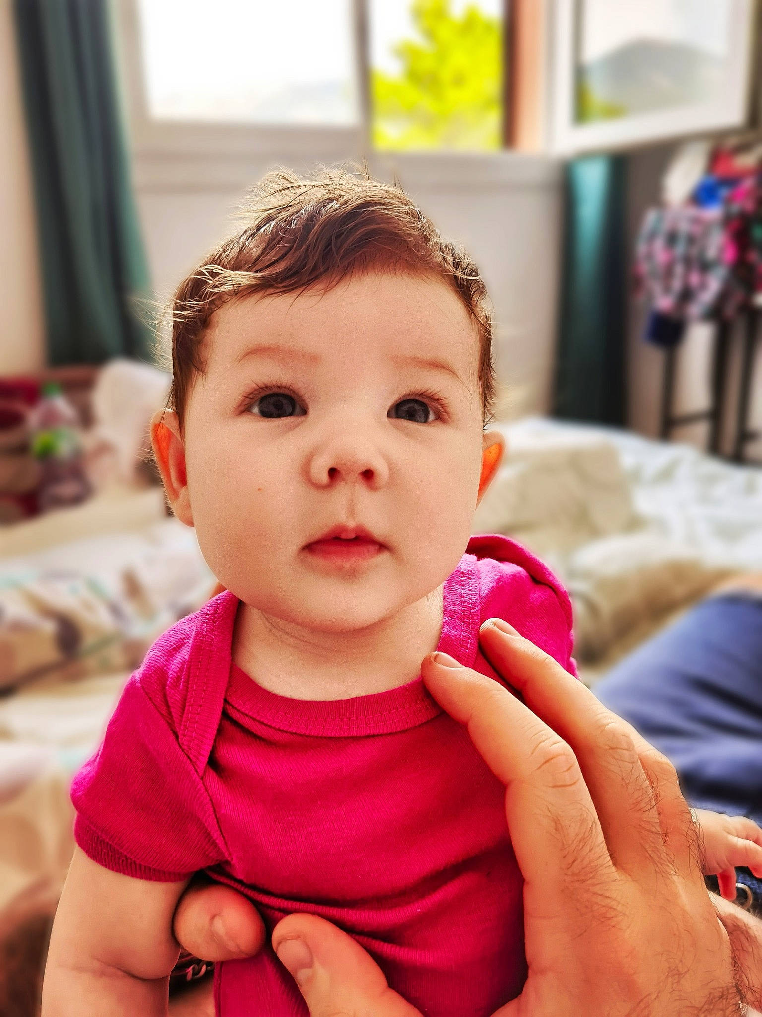 Giulia a rejoint le concours — aidez-le/la à gagner de superbes lots ! baby_toddler_clothing, cheek, child, ear, eye, eyebrow, eyelash, face, finger, gesture, happy, iris, lip, neck, nose, person, pink, shoulder, skin, thumb